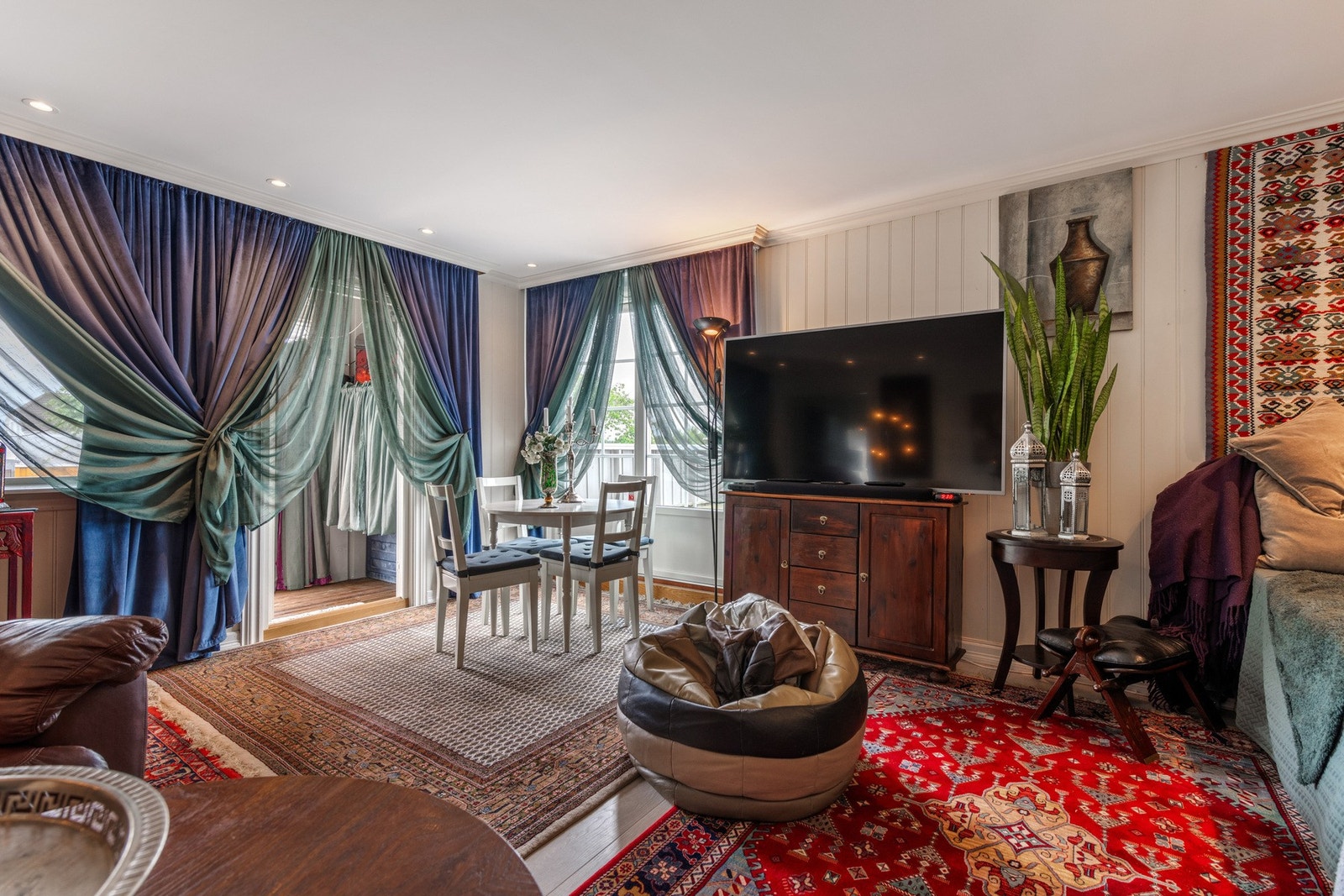 Omtrent hele første etasje er nylig oppusset. Her ser vi stuen med utgang til 2 fine uteplasser. Galleribilde