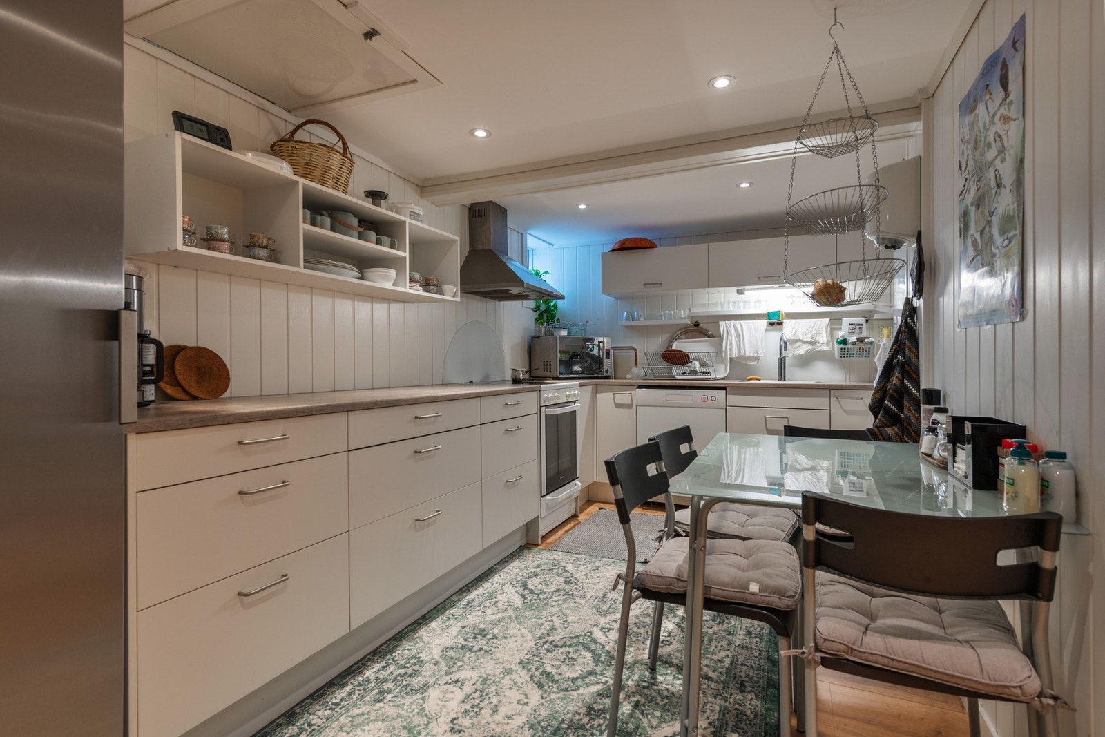 Nylig etablert kjøkken. Luken i taket binder 1.etasje og underetasje sammen. Her var det tidligere en trapp. Dette er ikke en godkjent løsning som separat boenhet. Arealet er godkjent til dagens bruk, foruten det ene rommet som ikke er bruksendret Galleribilde