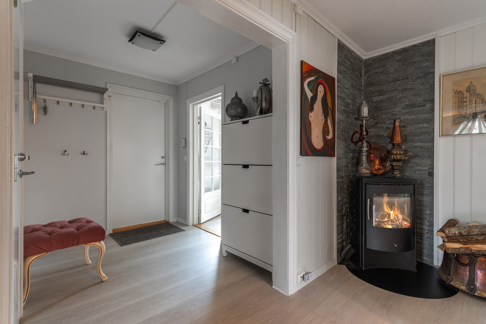 Gang med nyere vedovn. Galleribilde