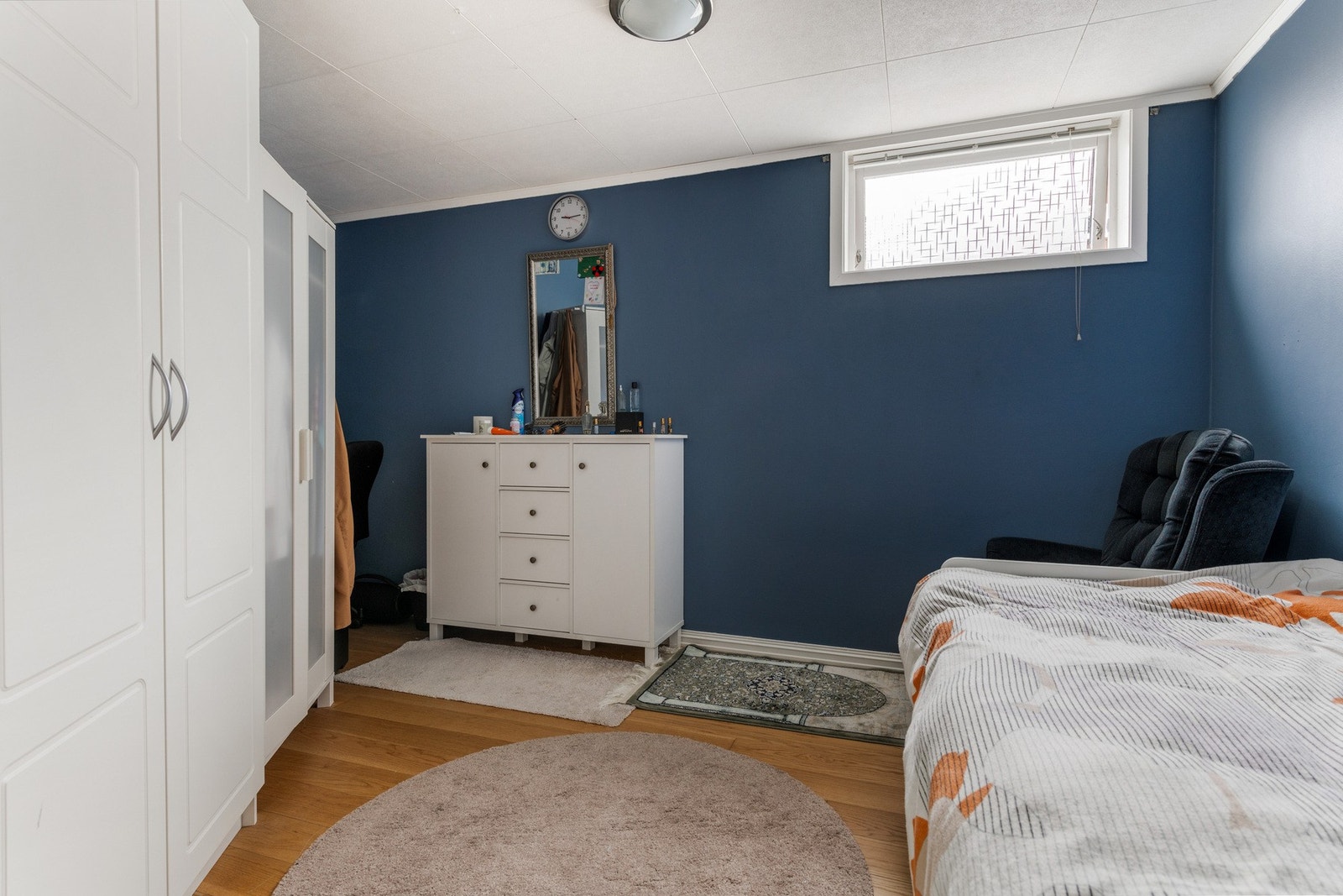 Soverom 2. Rommet var tidligere registrert som kjellerstue og trengs derfor ikke å bruksendres. Større vindu er dog ikke en ulempe i dette rommet. Galleribilde