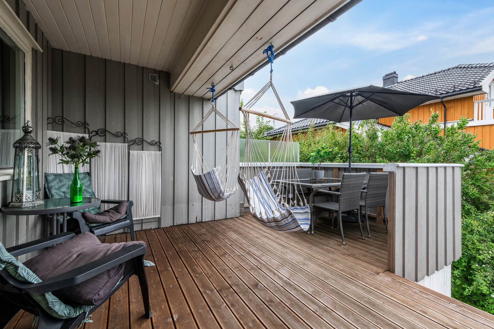 Lun og deilig uteplass med overbygg. Gode solforhold. Galleribilde