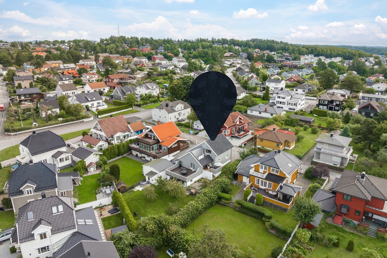 Det er kort vei til mye på denne eiendommen. Galleribilde