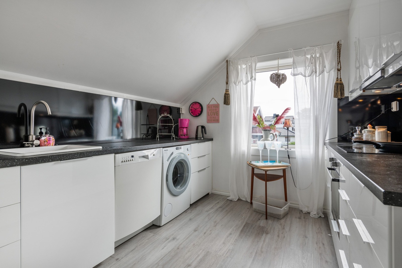 Kjøkkenet fremstår som funksjonelt og i fin utførelse. Galleribilde