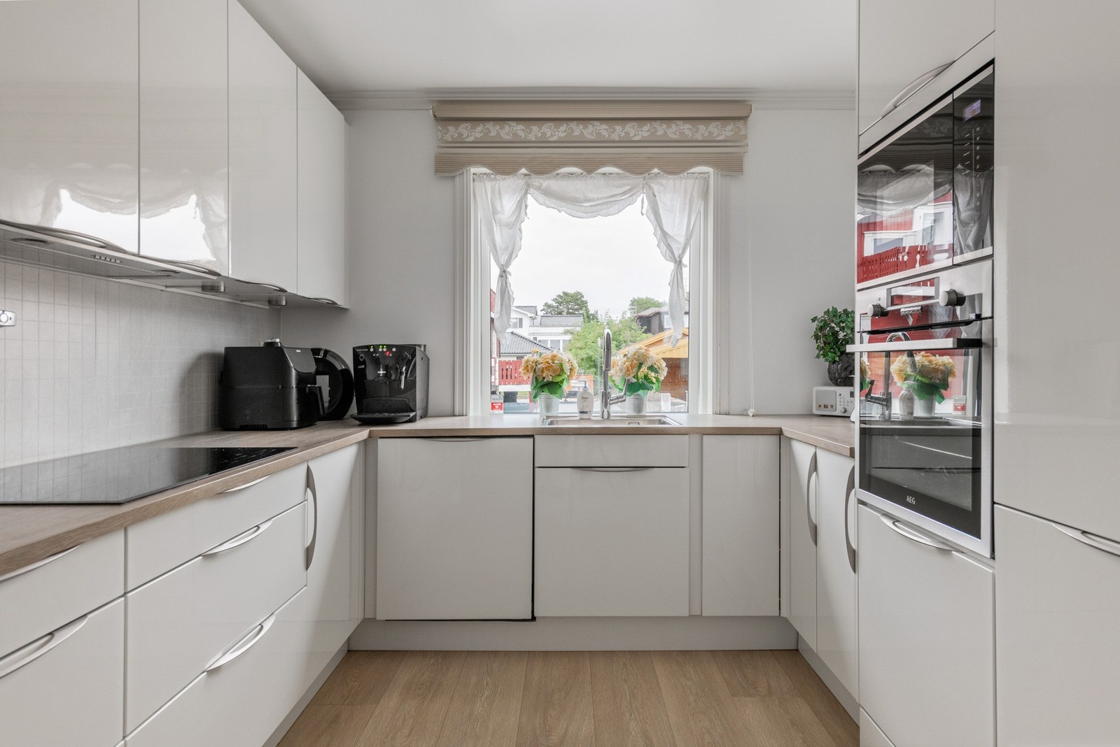 Fint kjøkken med integrerte hvitevarer. Galleribilde