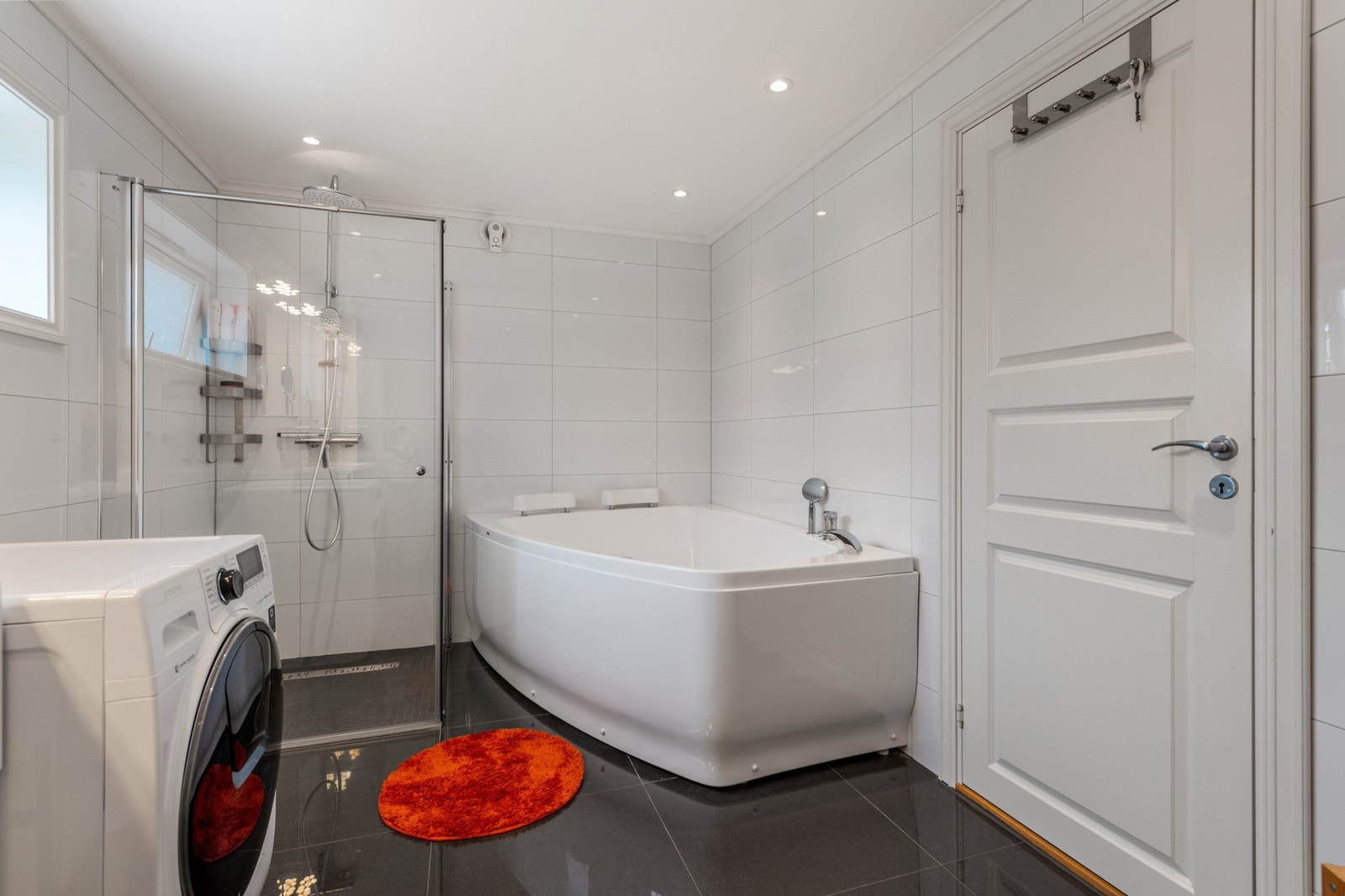 Romslig og pent bad. Galleribilde