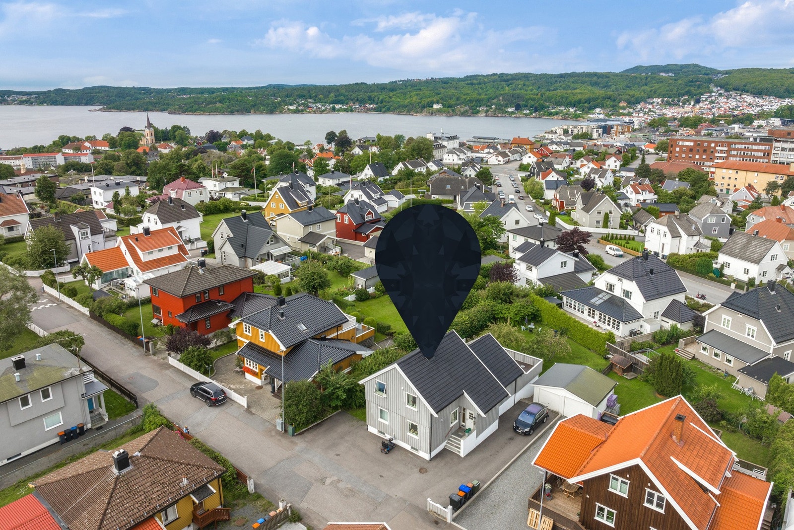 Det er en kort spasertur til sentrum, jernbanen, sjøen m.m. Galleribilde