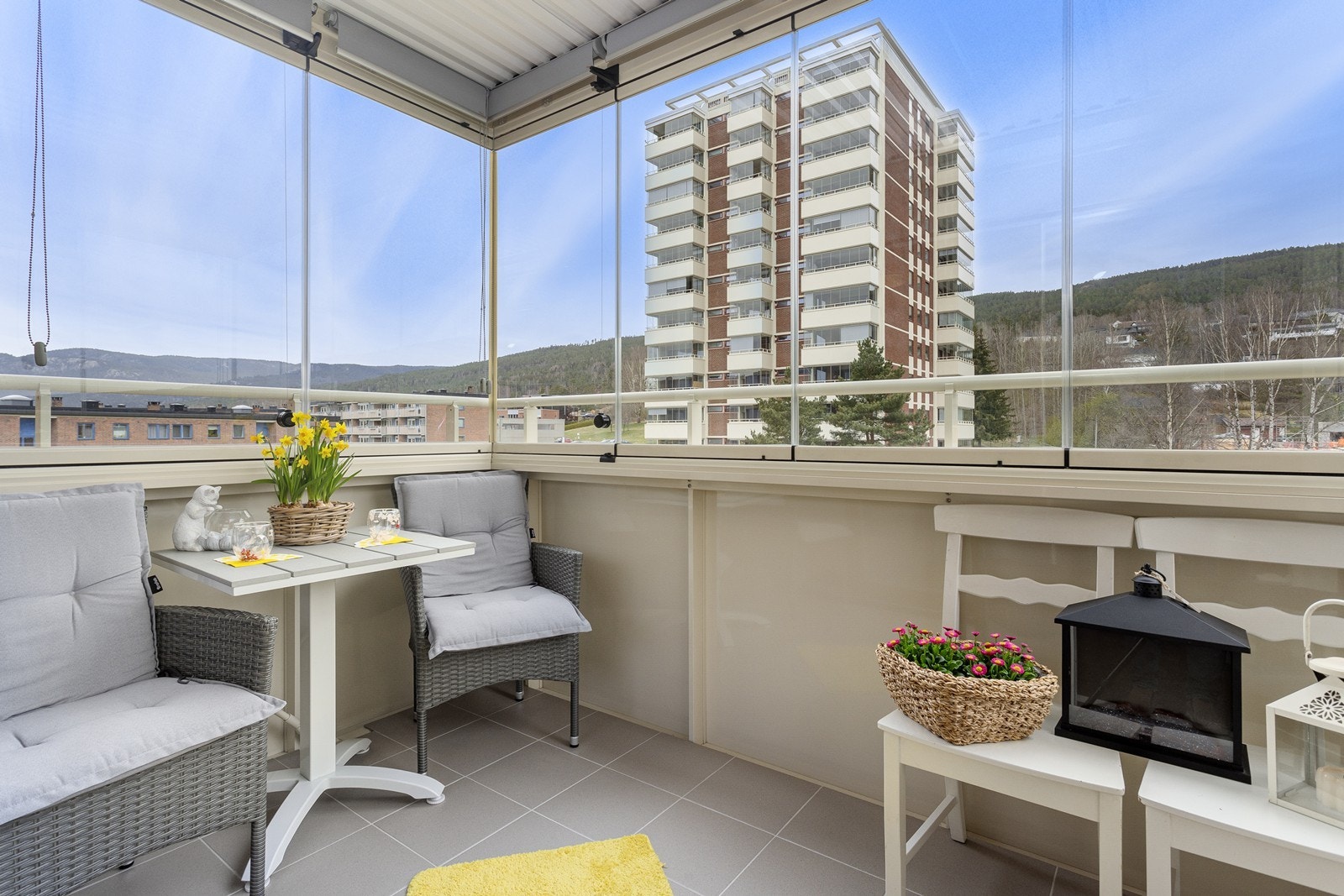 Den innglassede balkongen er fra 2021 med god plass til møblering. Vinduene kan skyves helt opp eller igjen etter eget ønske. Galleribilde