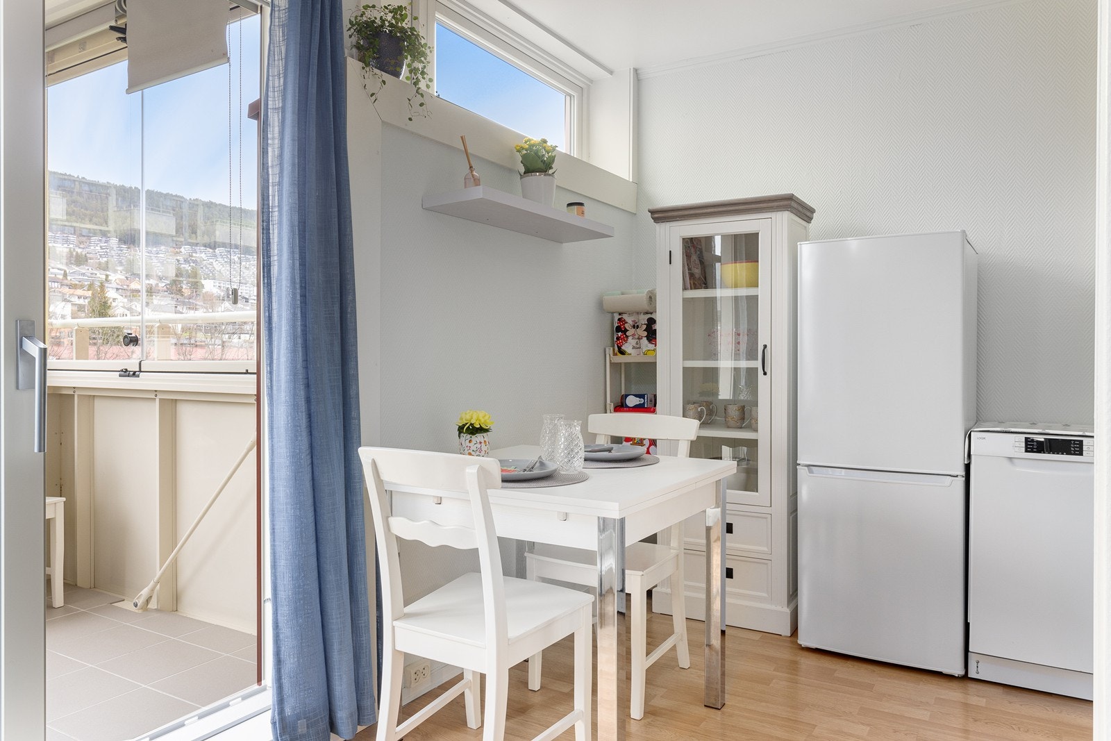 I tilknytning til kjøkkenet er det plass til spisebord og stoler. Galleribilde