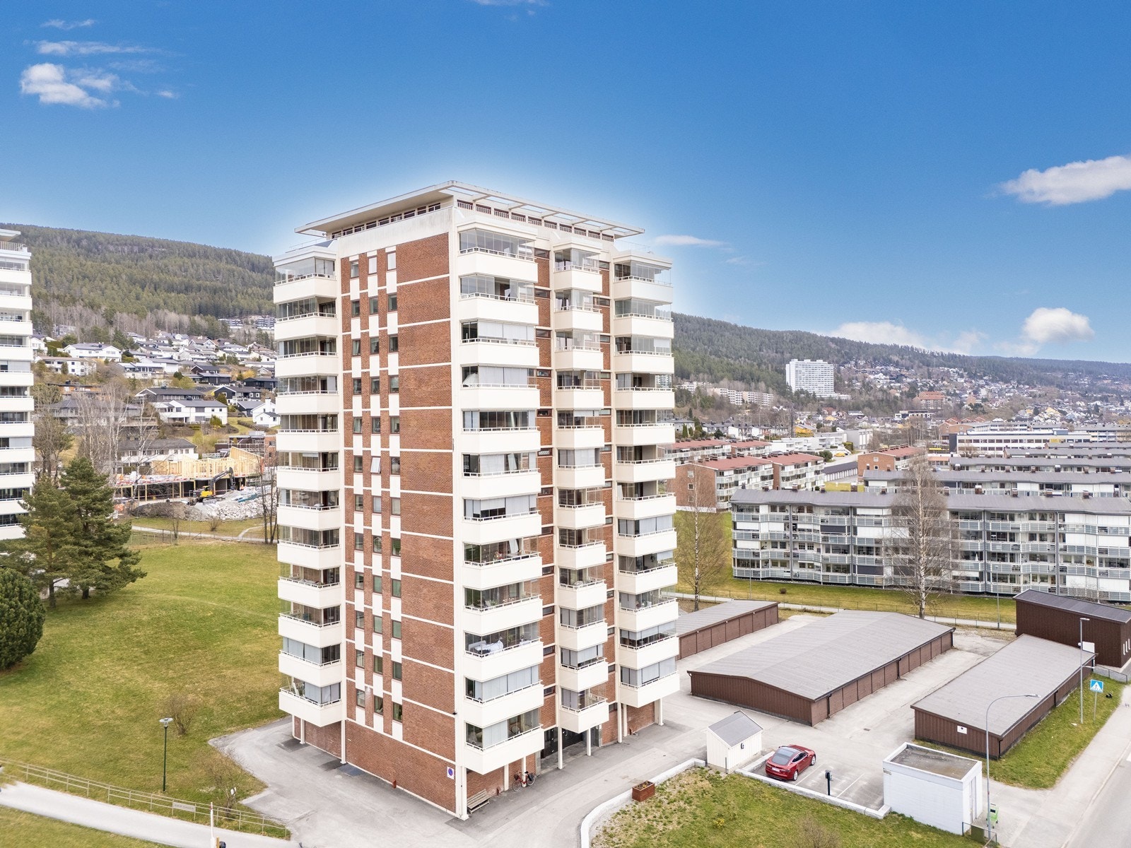 Leiligheten har en flott intern beliggenhet og er vendt mot borettslagets grøntarealer, skogen og Åssiden. Galleribilde