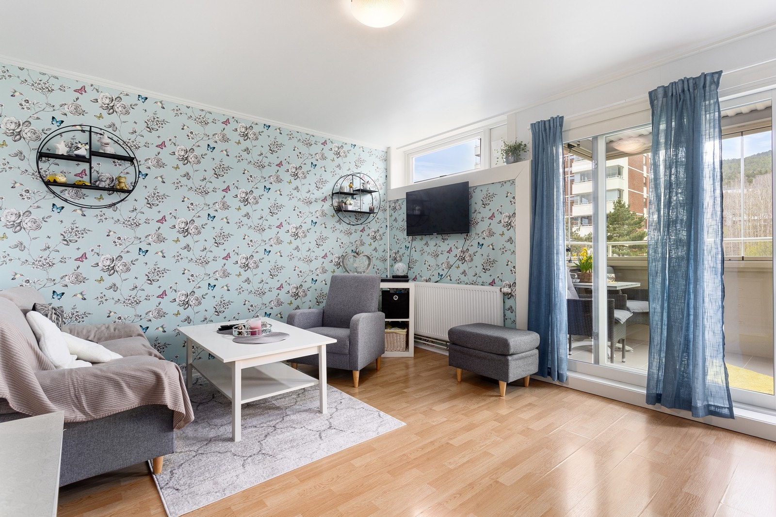 Lys og luftig stue med store vindusflater. Galleribilde