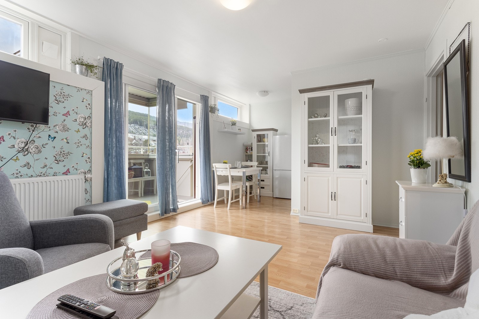 Fra stua er det utgang til innglasset balkong. Galleribilde