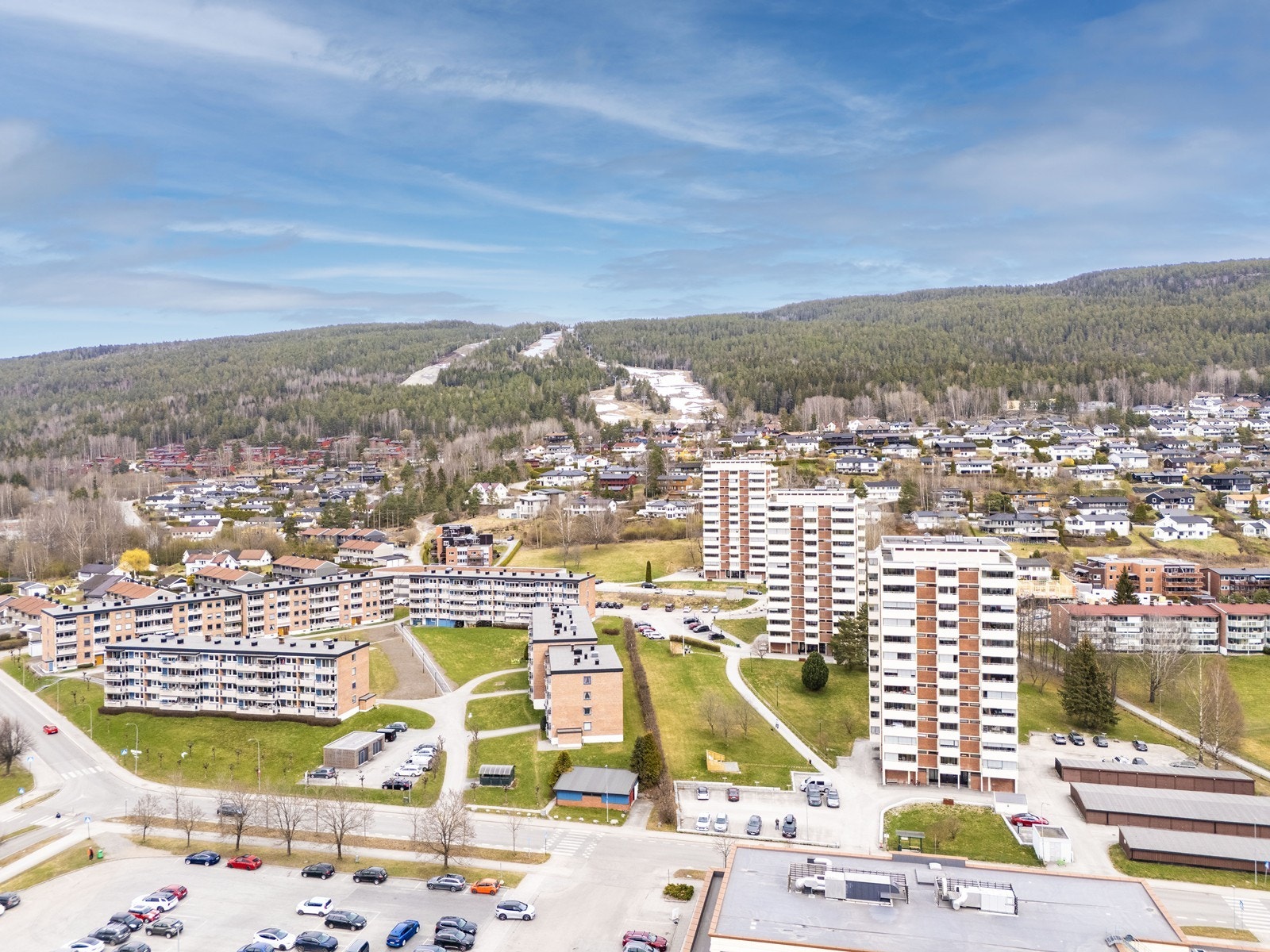 Leiligheten har en sentral beliggenhet på Åssiden med kort vei til de fleste servicetilbud, samt marka med flotte turmuligheter sommer og vinter. Galleribilde