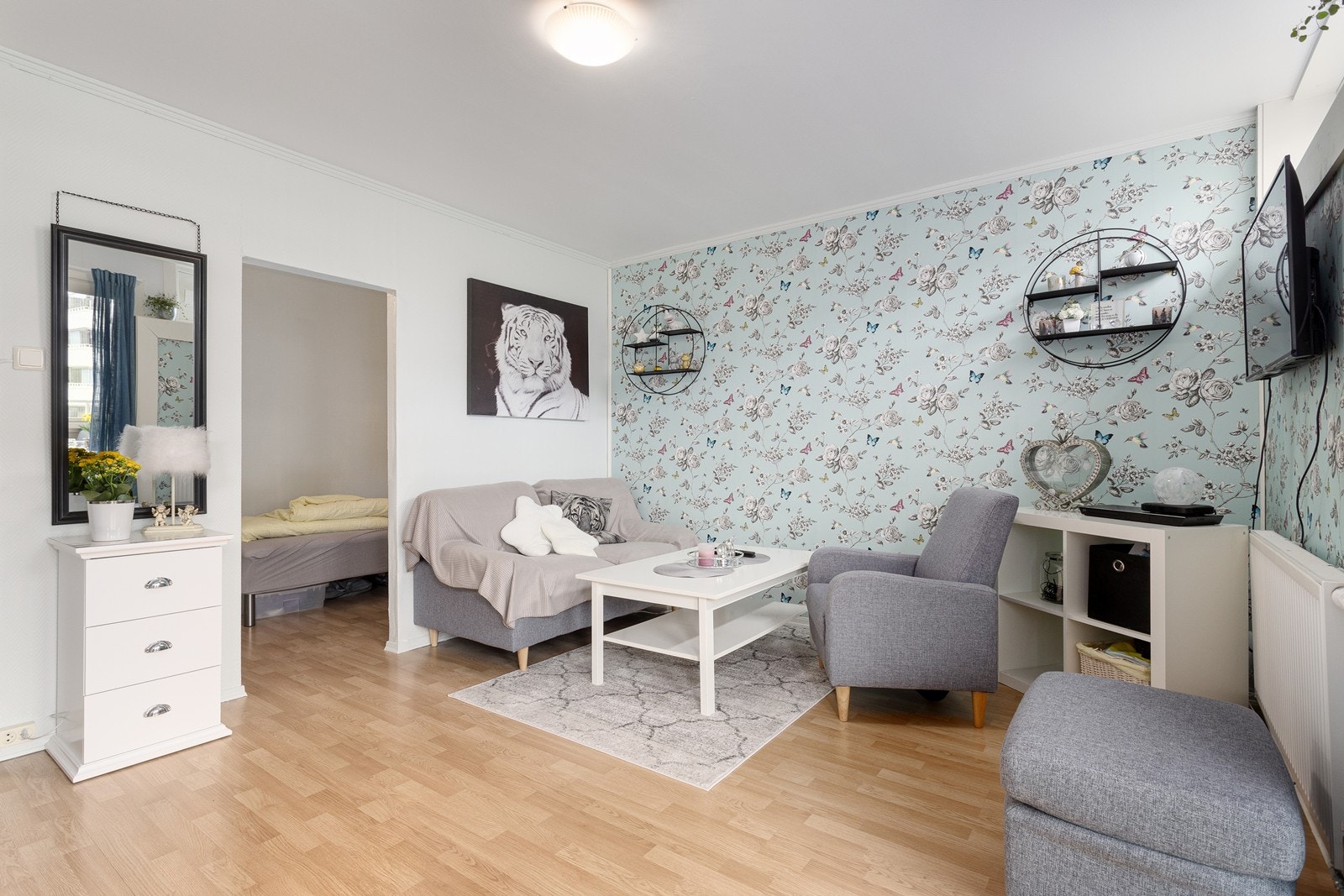 Radiatoren i stua henter varme fra borettslagets sentralfyr og er ny fra 2021. Galleribilde