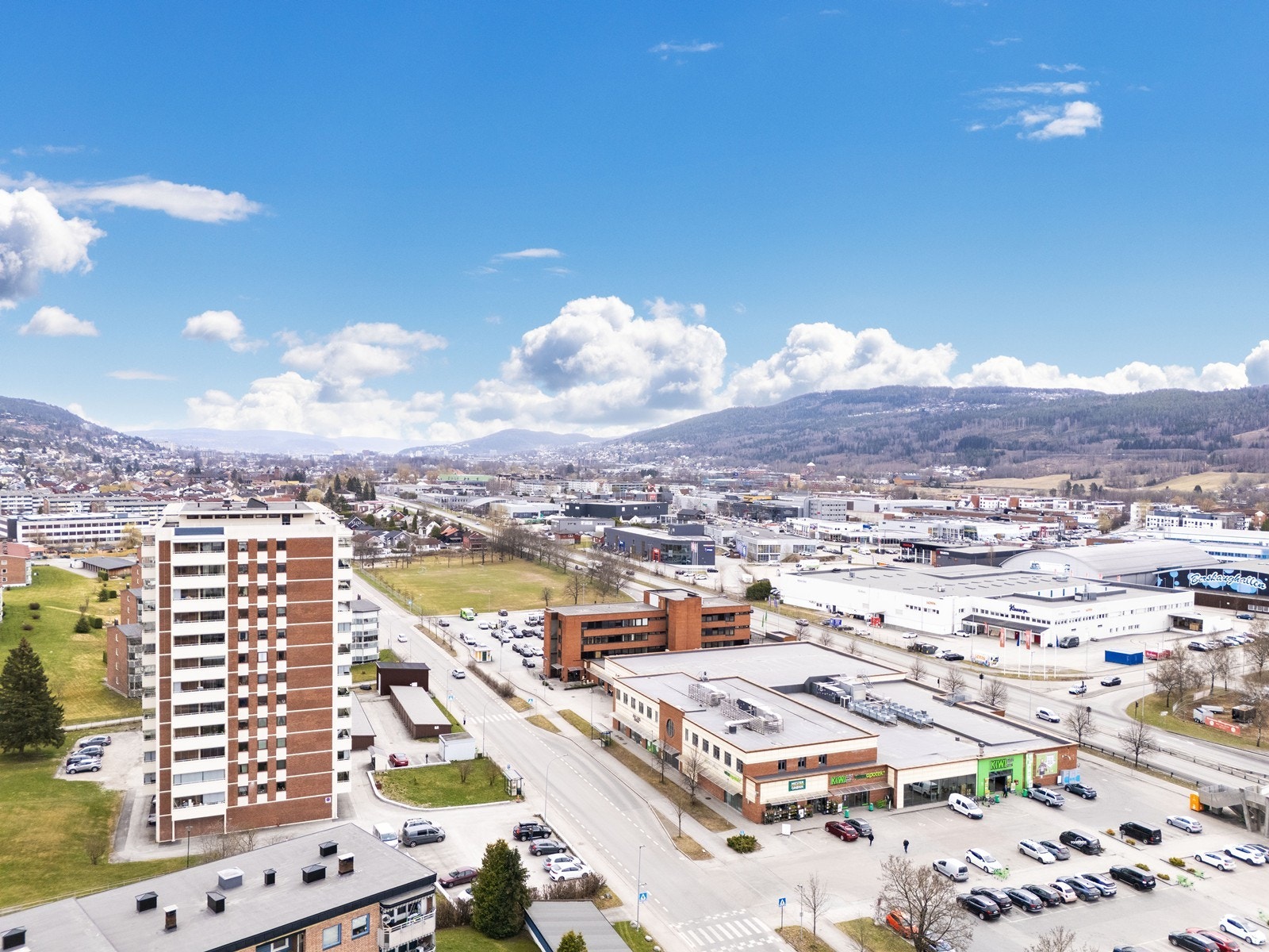 Til leiligheten medfølger en fast biloppstillingsplass på felles asfaltert parkering. Det kan søkes borettslaget om parkering i garasjeanlegg, som tildeles etter ansiennitet. Galleribilde