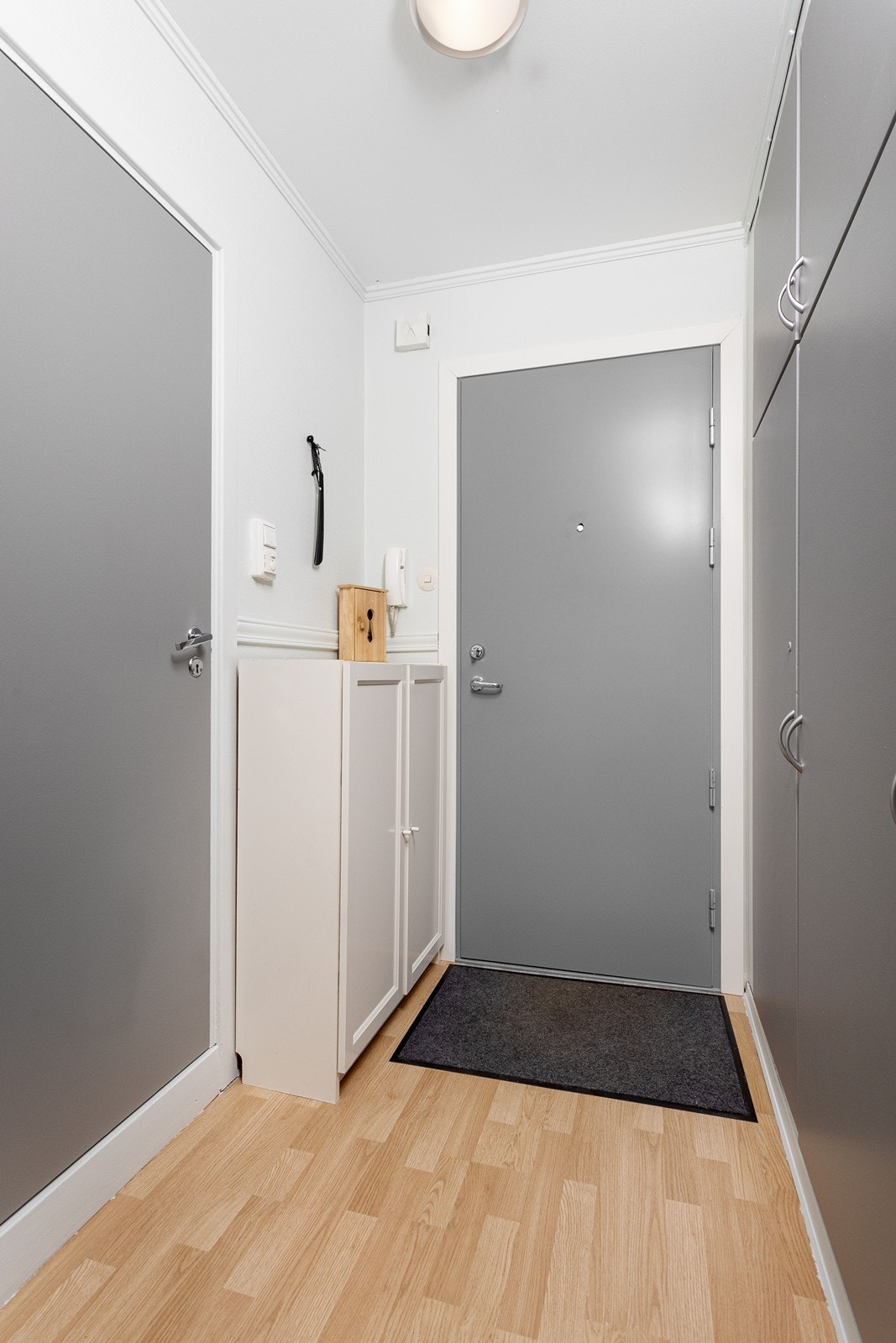 Entre/gang med integrerte skap som sikrer gode lagringsmuligheter. Galleribilde