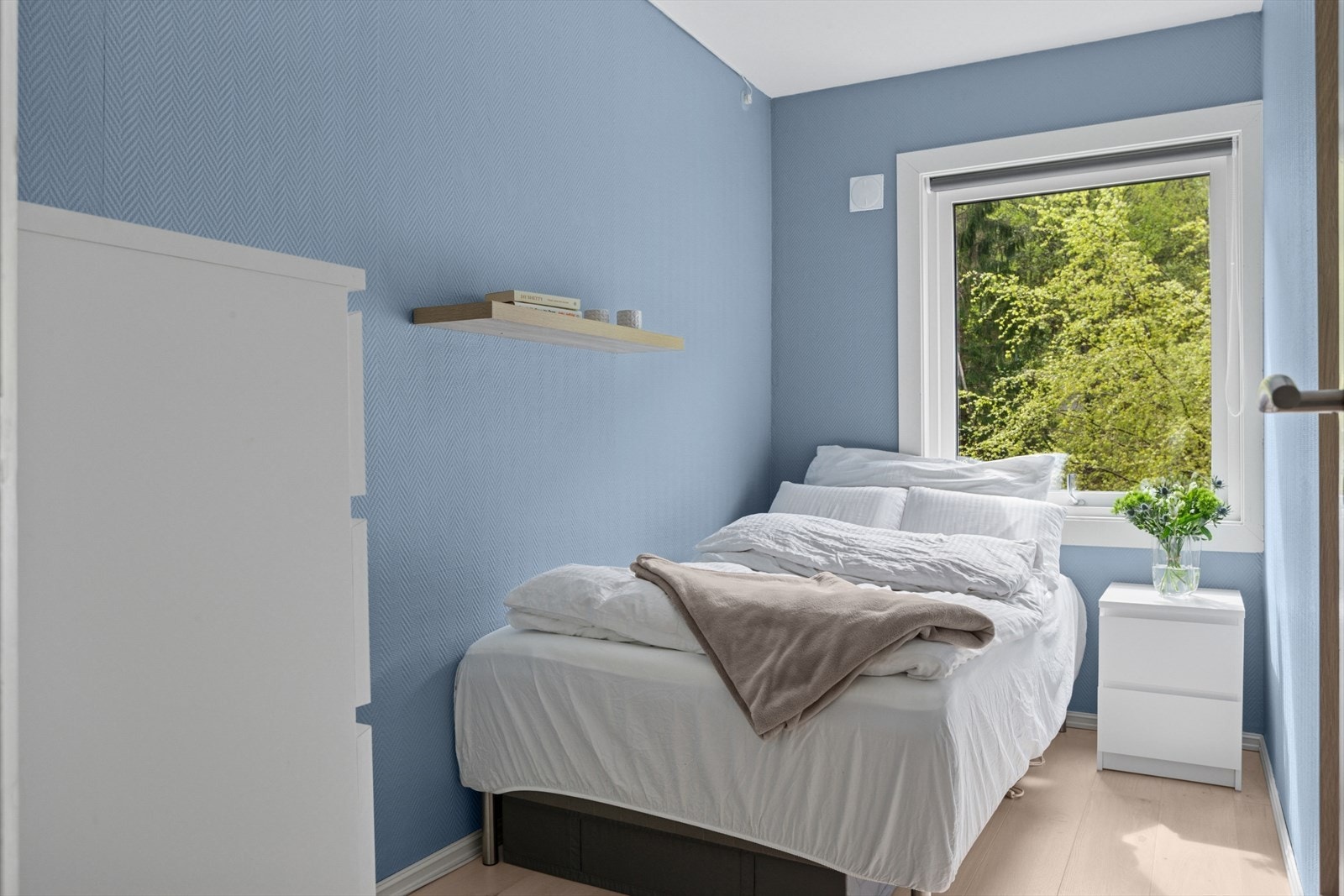 Det andre soverommet er ideelt som barnerom, men kan også brukes som gjesterom eller kontor, avhengig av behov. Galleribilde