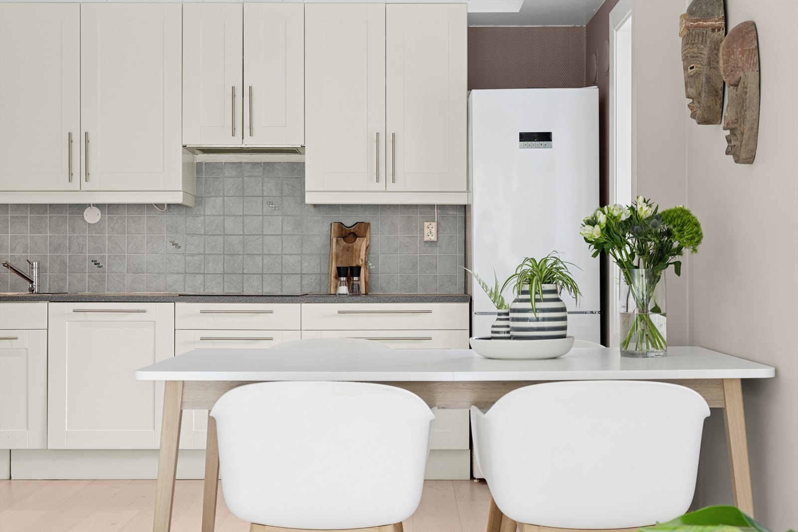 Kjøkkenet er flott og innbydende, med hvite profilerte fronter som gir et klassisk og tidløst utseende. Galleribilde