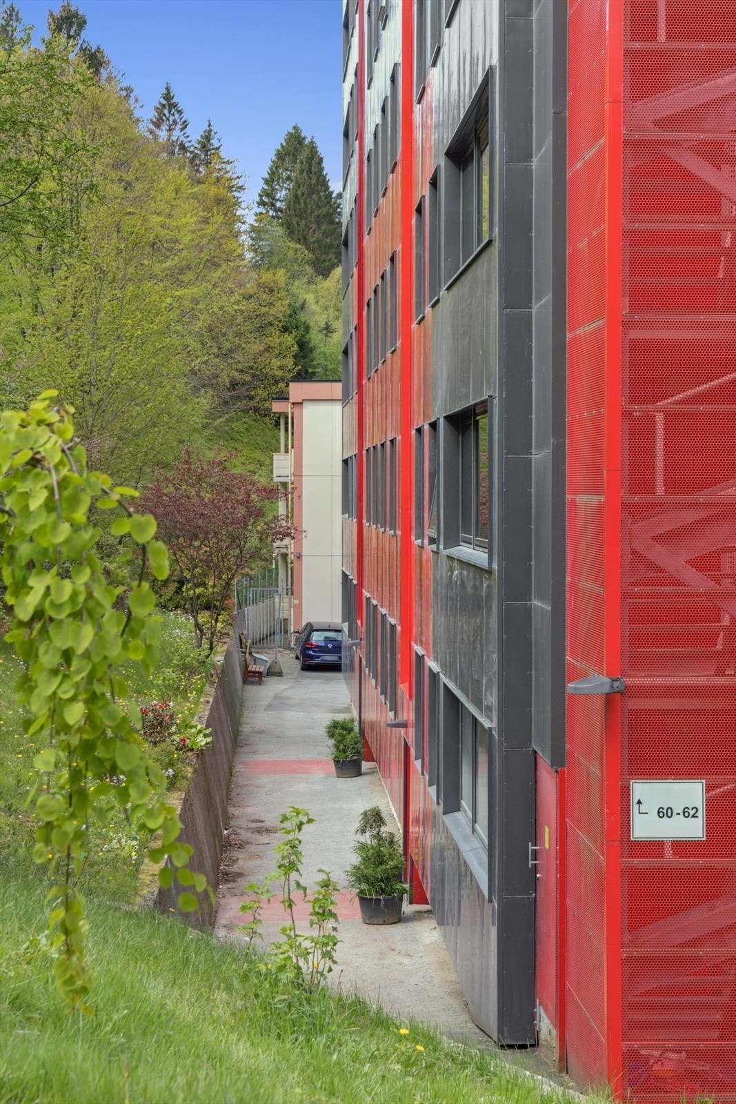 Leiligheten har en flott og sentral beliggenhet i et veletablert borettslag, like ved foten av Løvstakken. Galleribilde