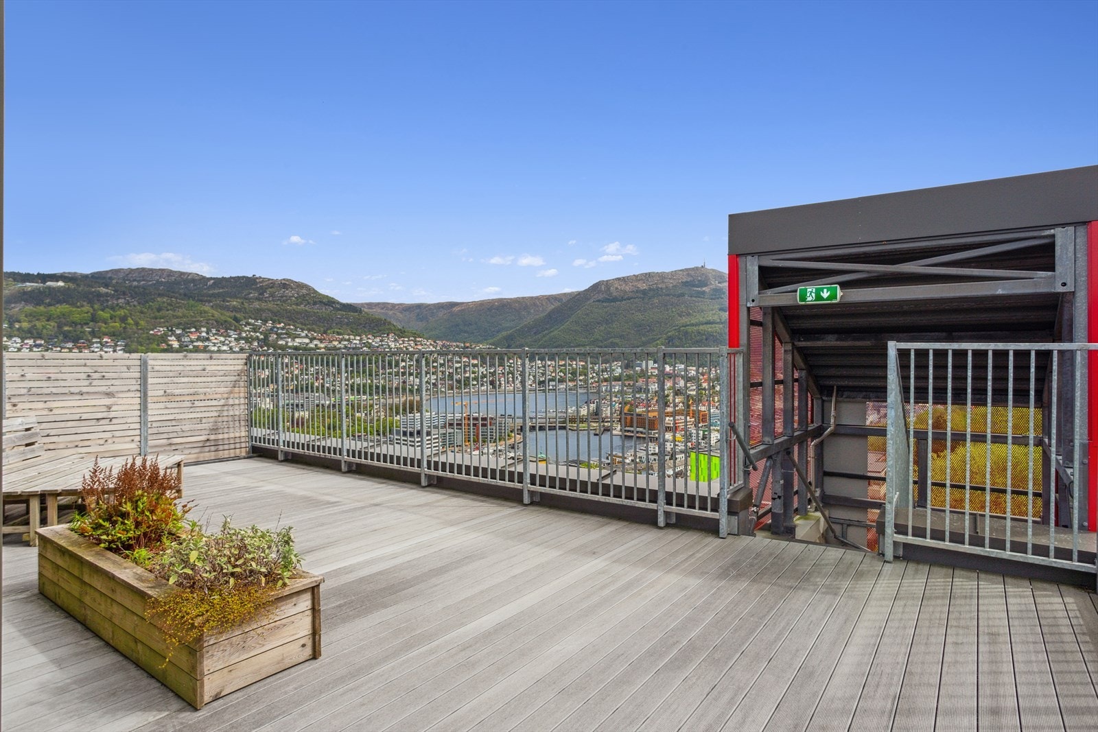 Drømmer du om å nyte morgenkaffen med panoramautsikt eller avslutte dagen med solnedgang i horisonten? Takterrassene gir deg nettopp det - en luftig oase med spektakulær utsikt Galleribilde