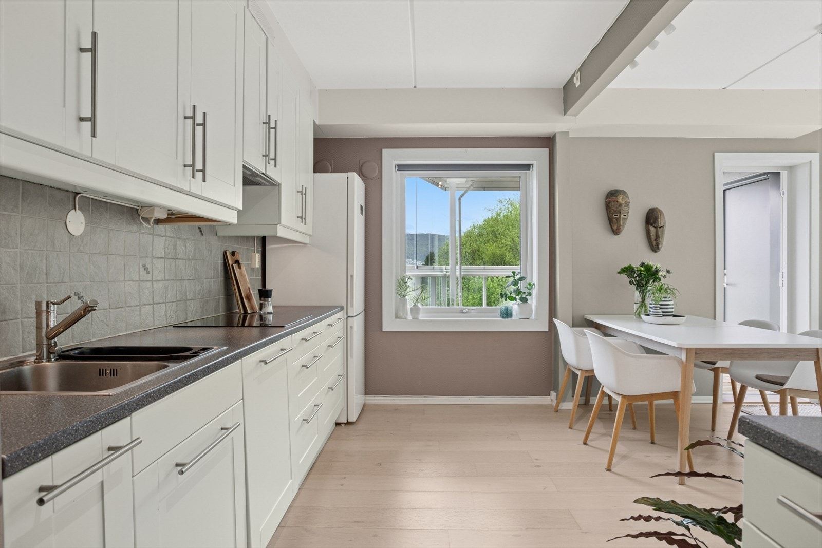 Det er god plass til et koselig spisebord, hvor du kan nyte måltidene dine i en hyggelig atmosfære. Kjøkkenet er et trivelig sted å tilbringe tid, enten du lager mat eller bare slapper av med en kopp kaffe. Galleribilde