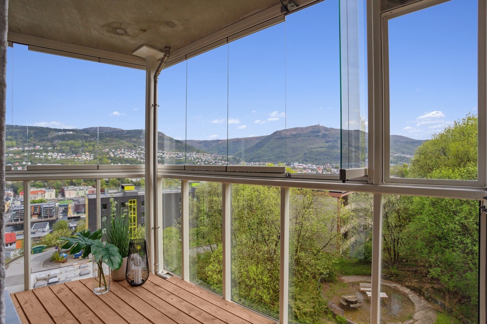 Fra stuen er det utgang til en innglasset balkong på 10 kvm, hvor du kan nyte frisk luft og nydelig utsikt året rundt. Galleribilde