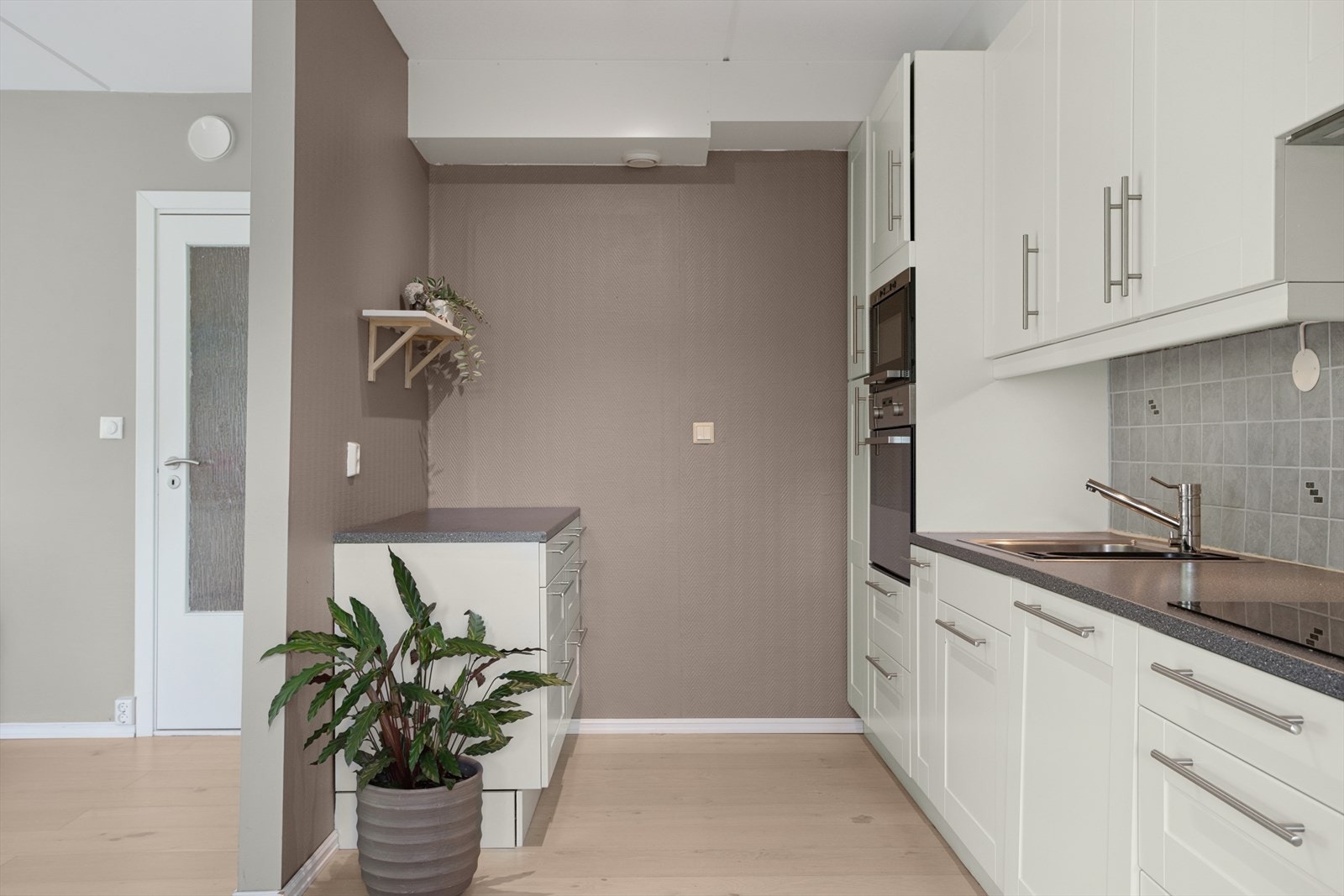 Det er godt med skap- og benkeplass, noe som gjør det enkelt å holde orden og ha alt du trenger innen rekkevidde. Galleribilde