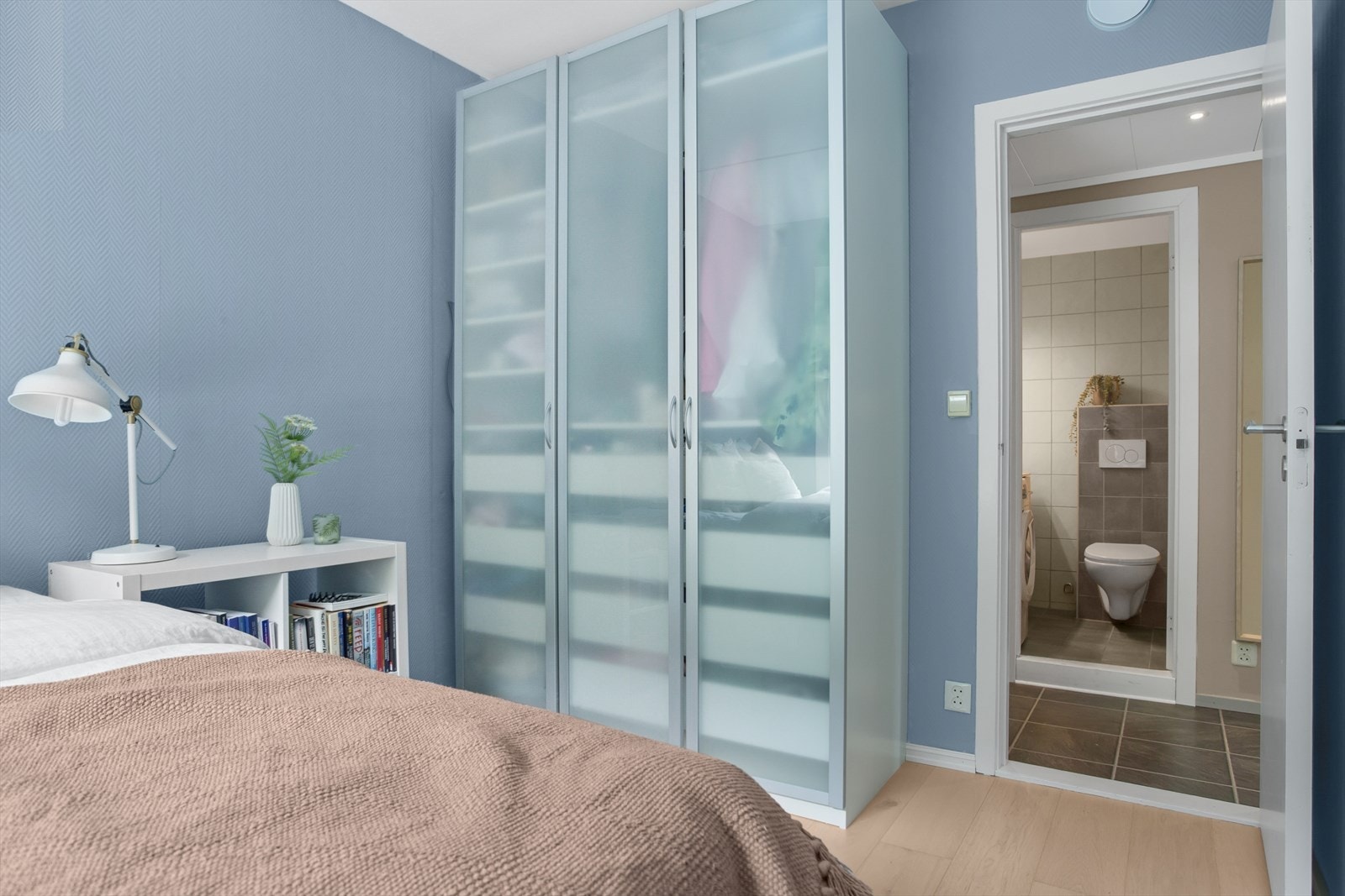 Leiligheten har to soverom. Hovedsoverommet har god plass til en dobbeltseng, tilbehør og garderobeskap. Galleribilde