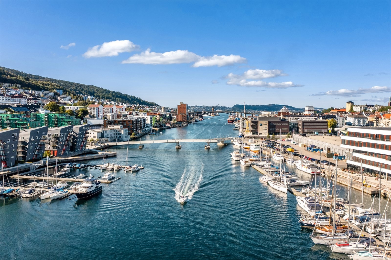 Dette har blitt et moderne og trivelig område med kaipromenade, småbåthavn og spisesteder. Galleribilde