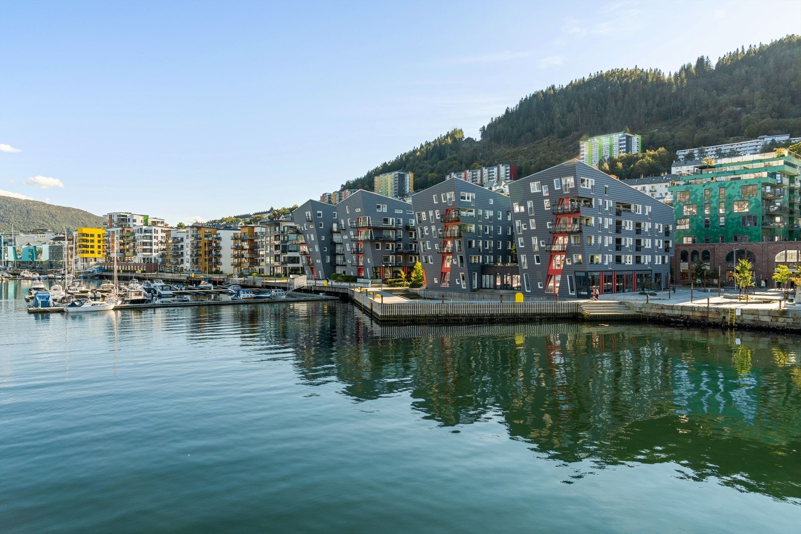 Damsgårdsundet har de siste årene blomstret opp av butikker og spisesteder. Galleribilde