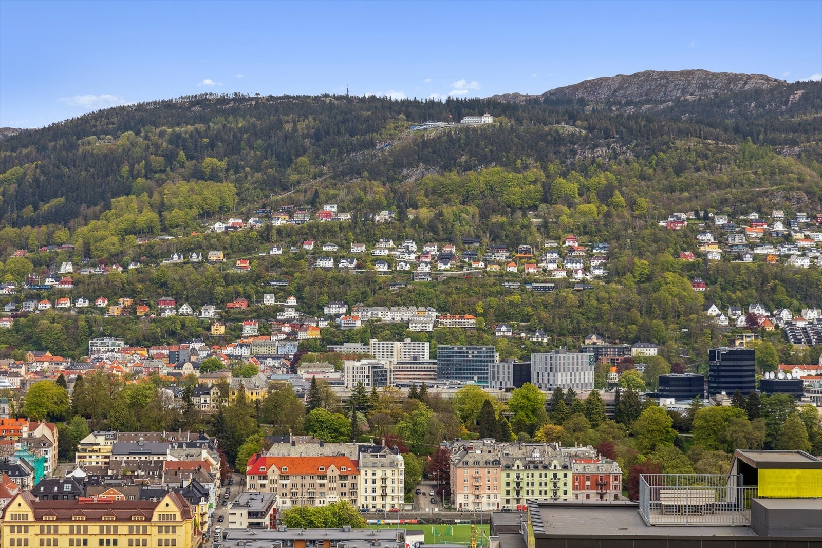 Praktfull utsikt utover sjø og land, både fra balkongen og fra felles takterrasse. Galleribilde