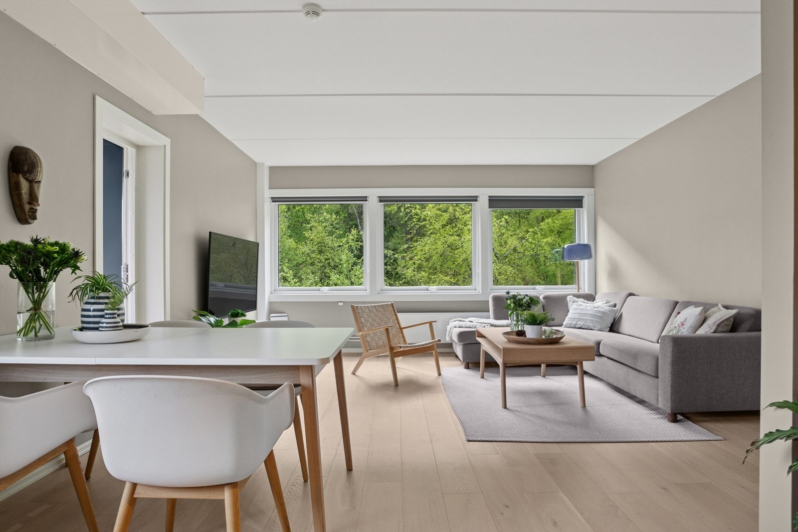 Stuen er et lyst og luftig rom som innbyr til både avslapning og sosialt samvær. Galleribilde