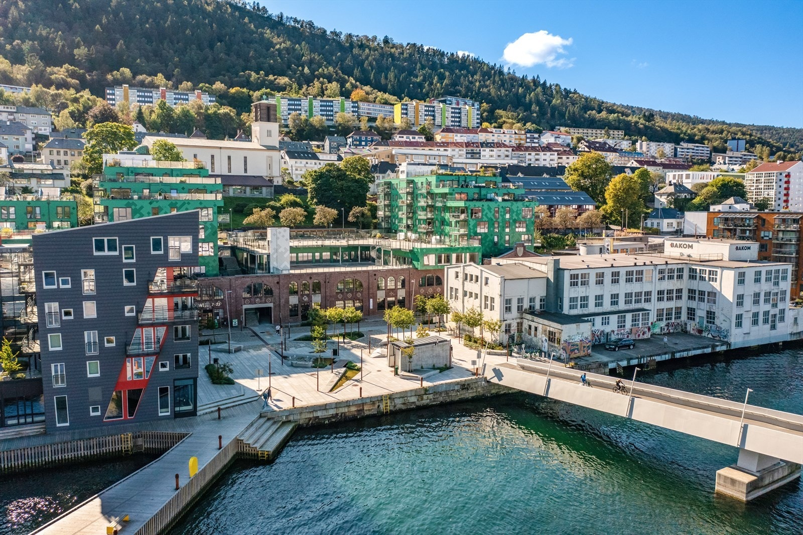Gangbroen "Småpudden" som stod klar våren 2016 knytter bydelen mye nærmere sentrum. Med gangbroen like ved, har du hele sentrum en spasertur unna. Galleribilde
