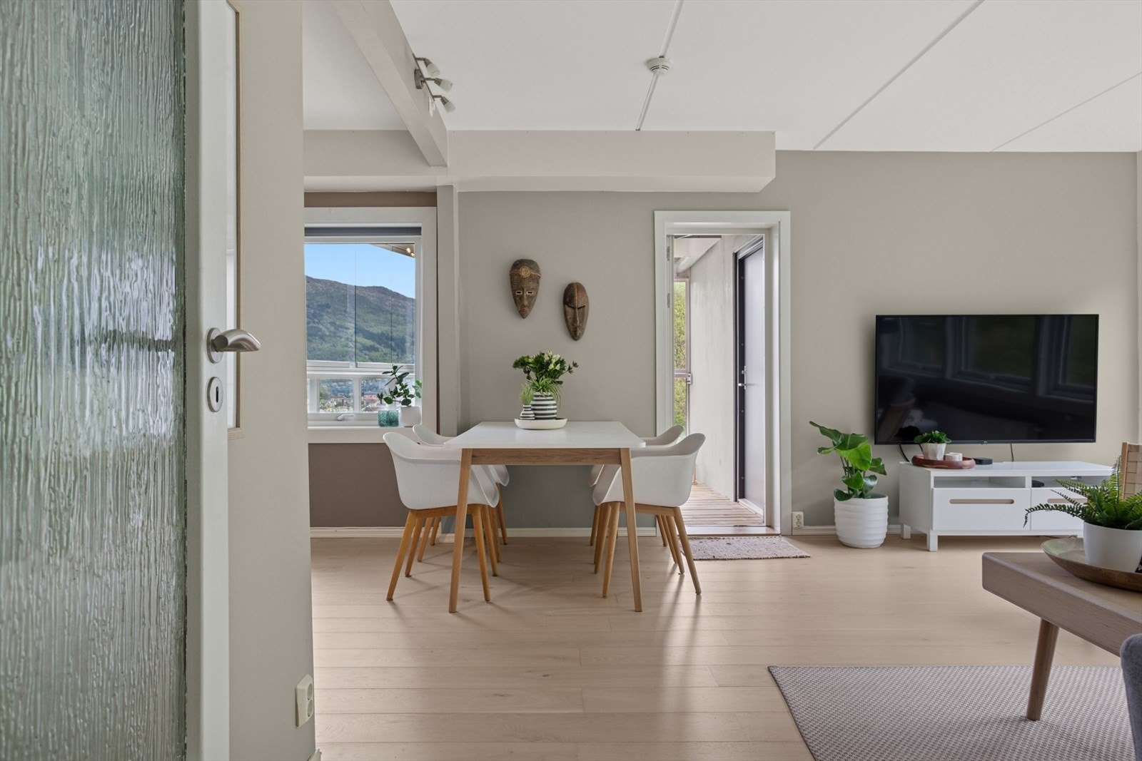 De store vindusflatene inviterer lyset og naturen inn og skaper en hyggelig atmosfære. Galleribilde