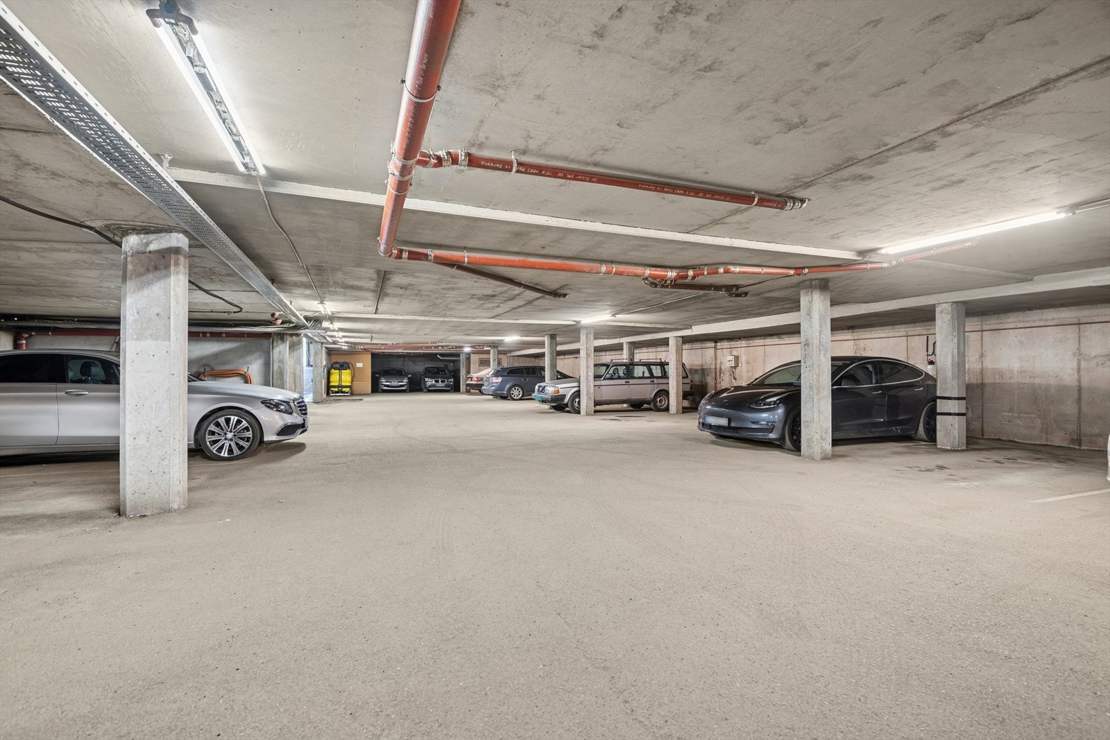 Garasjeplass i felles lukket garasjeanlegg følger boligen. Galleribilde