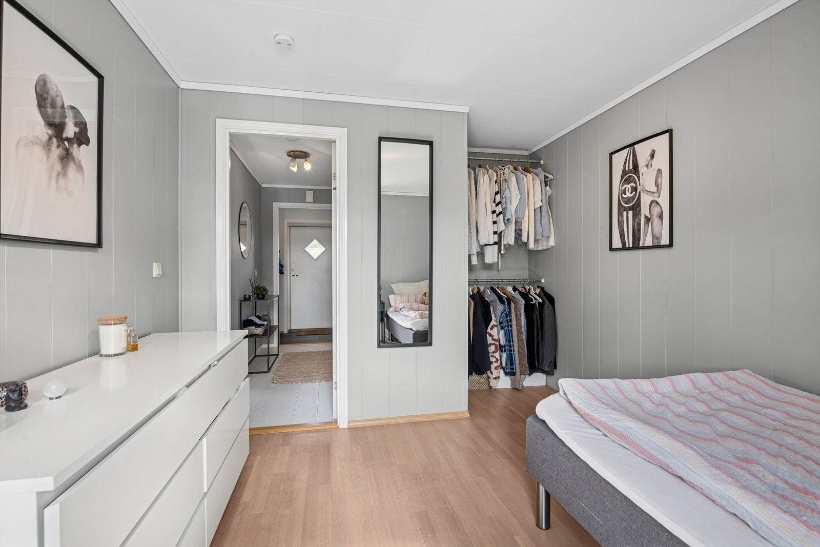 Soverommet er av god størrelse med god plass til seng og øvrige møbler. Galleribilde