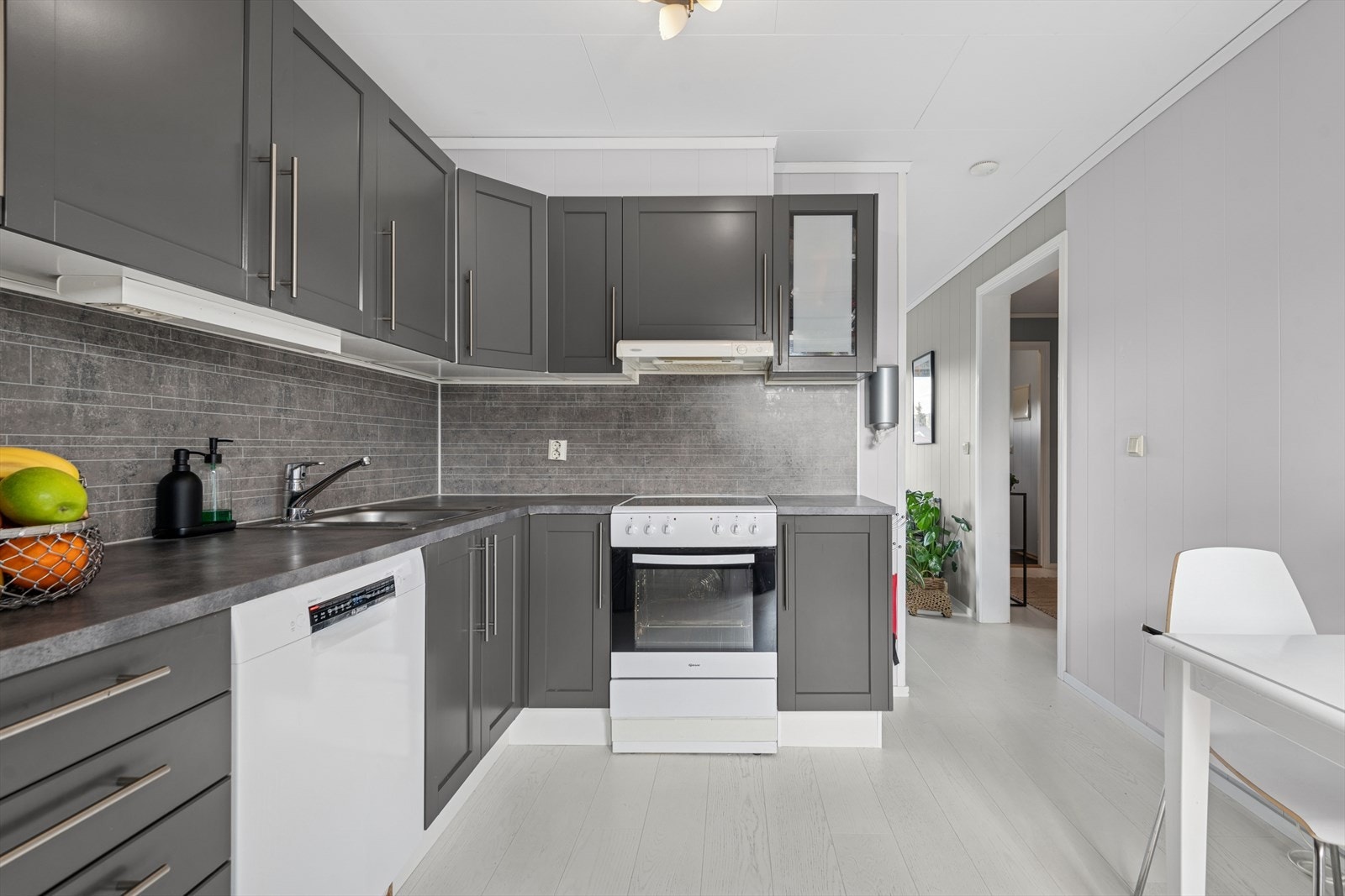 Hvitevarer på kjøkkenet vil medfølge i salget. Galleribilde