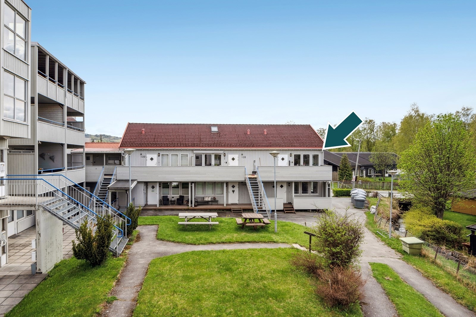 Felles tomt som er pent opparbeidet med plen, hellelagte arealer, felles uteplass, asfalterte internveier og gårdsplass. Det er sittegrupper på fellesarealer som kan benyttes av beboerne i sameiet. Galleribilde