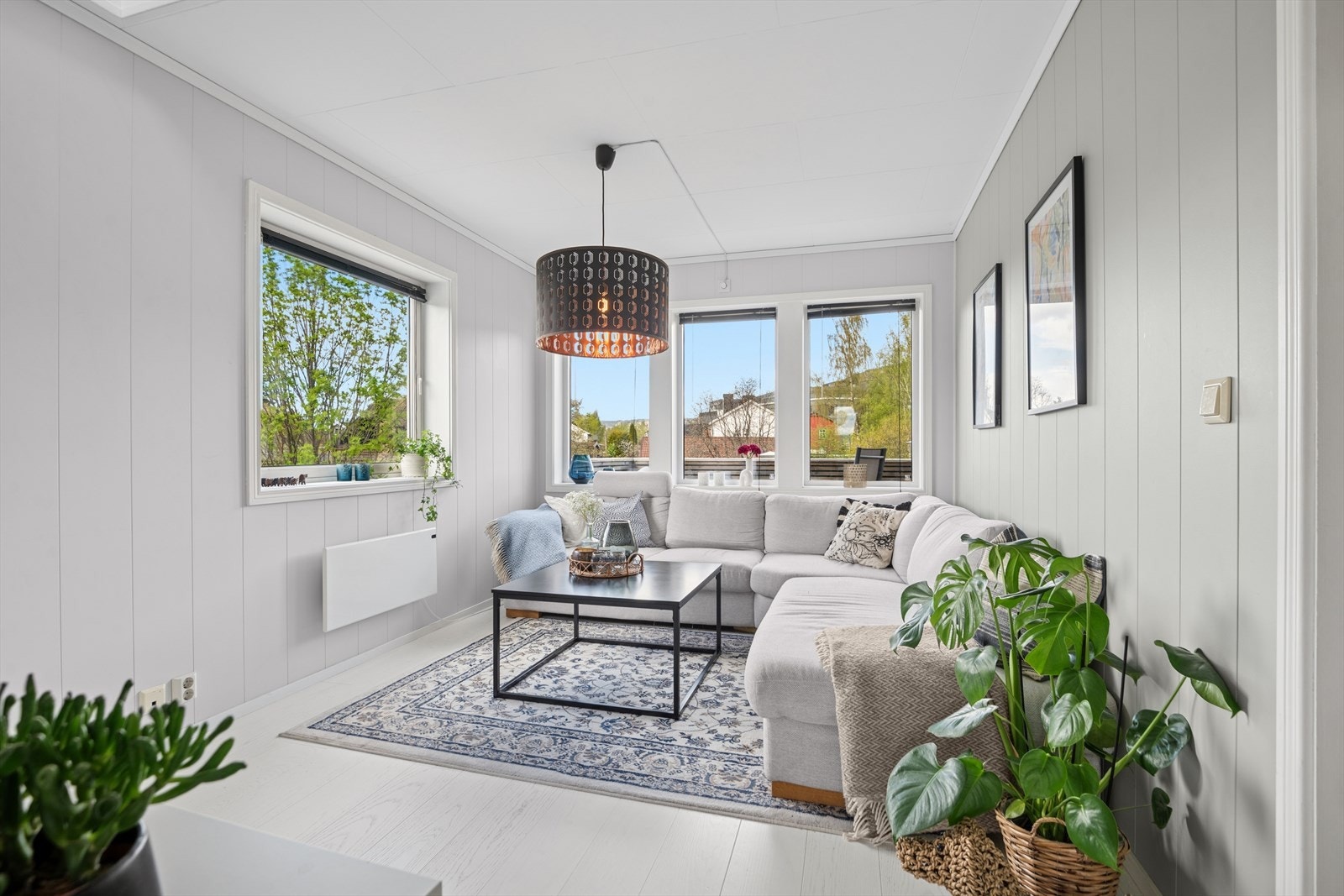 Boligens stue innbyr til både avslappende stunder og sosiale sammenkomster med både venner og familie. Galleribilde