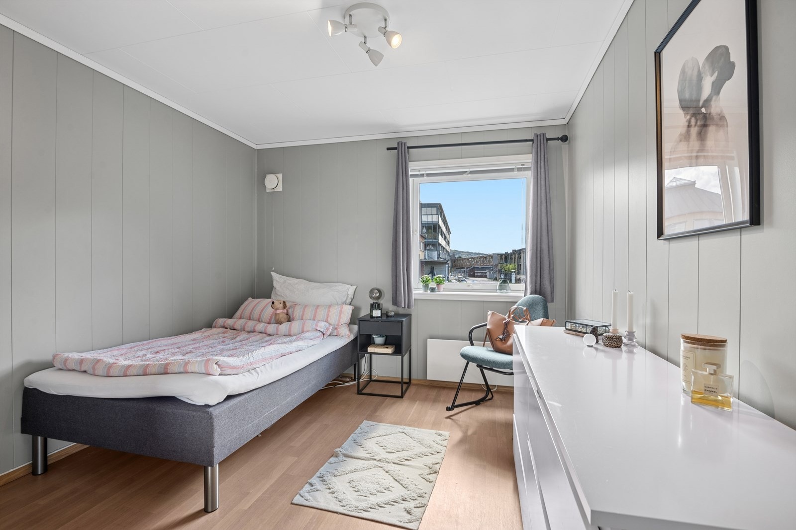 Soverommet ligger godt plassert i boligen med inngang fra boligens gang. Galleribilde