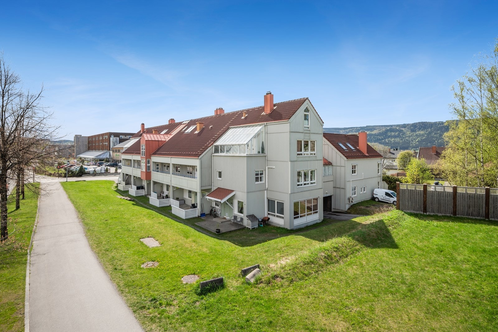 Leiligheten ligger i 2. etasje, i et veletablert og flott område like nord for sentrum. Gangavstand til Lillehammer sentrum, og alle tilhørende fasiliteter. Galleribilde