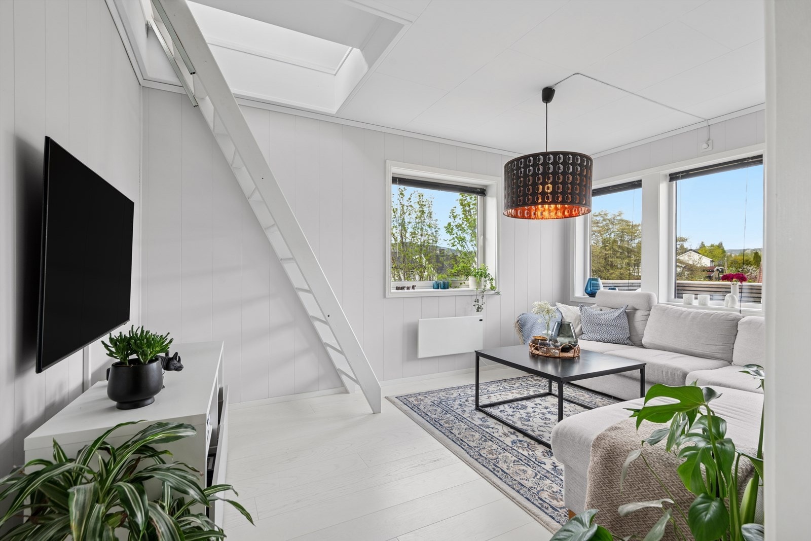 I rommet er det plass til større sofagruppe med tilhørende møblement. Via trapp i rommet tar du deg opp til boligens loft. Galleribilde