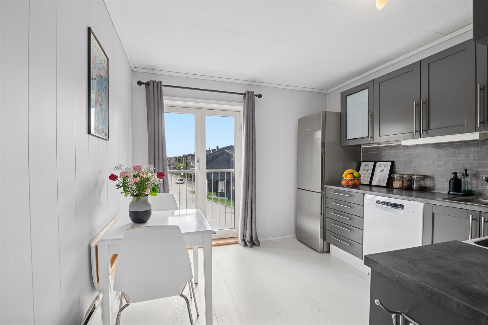 På kjøkkenet er det dobbel glassdør til fransk balkong som gir mye godt lys. Galleribilde