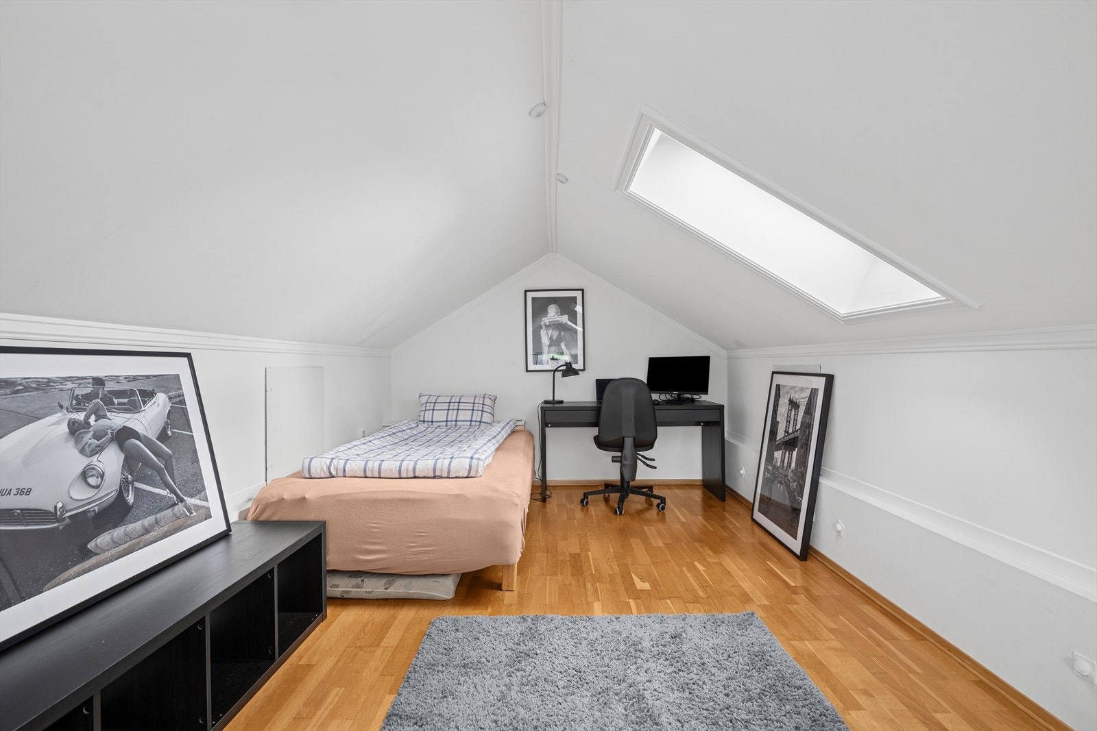 Loft over stue som i dag er benyttet som et soverom med kontorplass. Galleribilde
