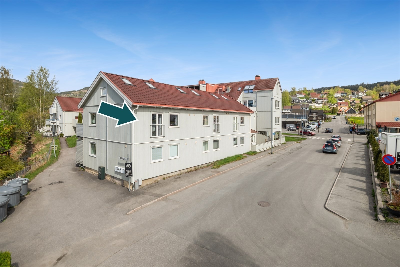 Dagligvarebutikk i umiddelbar nærhet. Kort gangvei til Rosenlund bydelssenter med butikker, frisør, bakeri, apotek mm. Universitetet i Innlandet er ca. 3km unna, med busstopp rett ved leiligheten. Flotte turområder innenfor korte avstander. Galleribilde