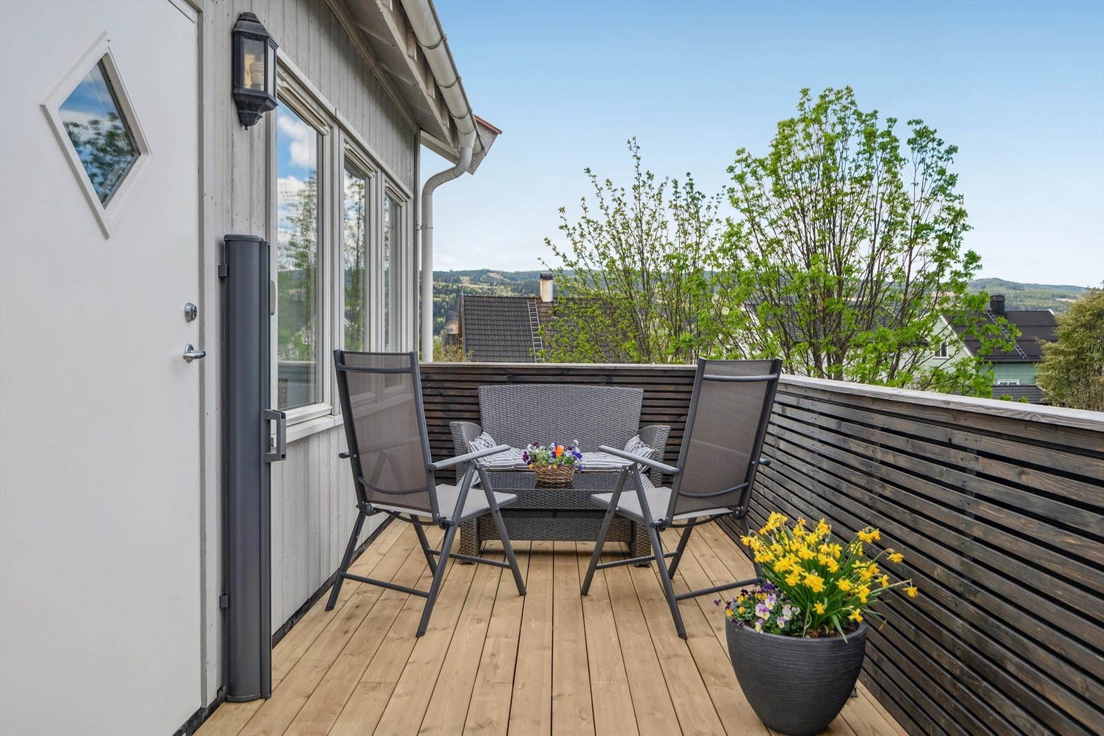 Via et hyggelig fellesareal med trapp opp til leilighetens inngangsparti er det en hyggelig terrasse. Denne disponeres av denne leiligheten. Galleribilde