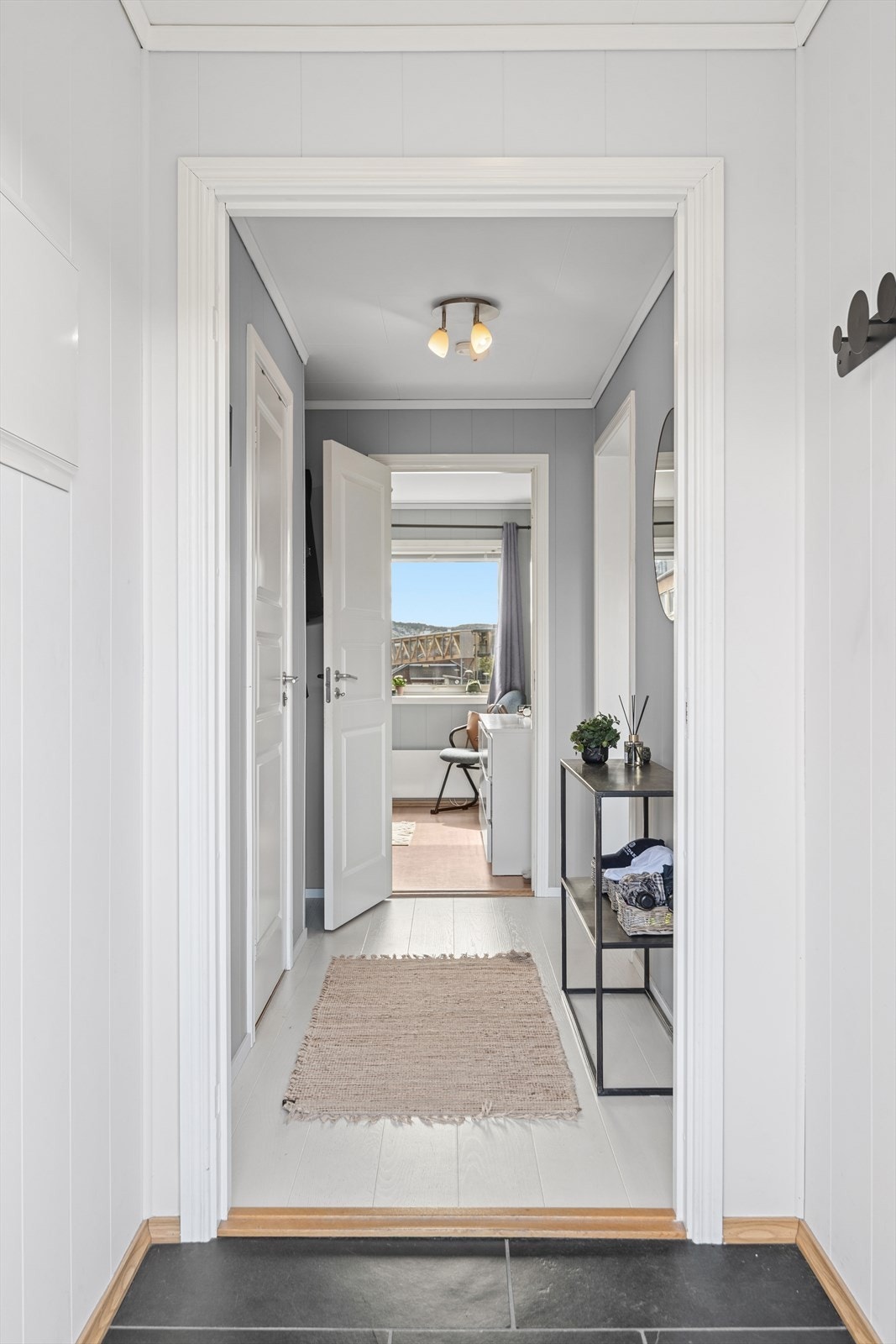 I gangen er varmekabler i gulv under flis. Galleribilde