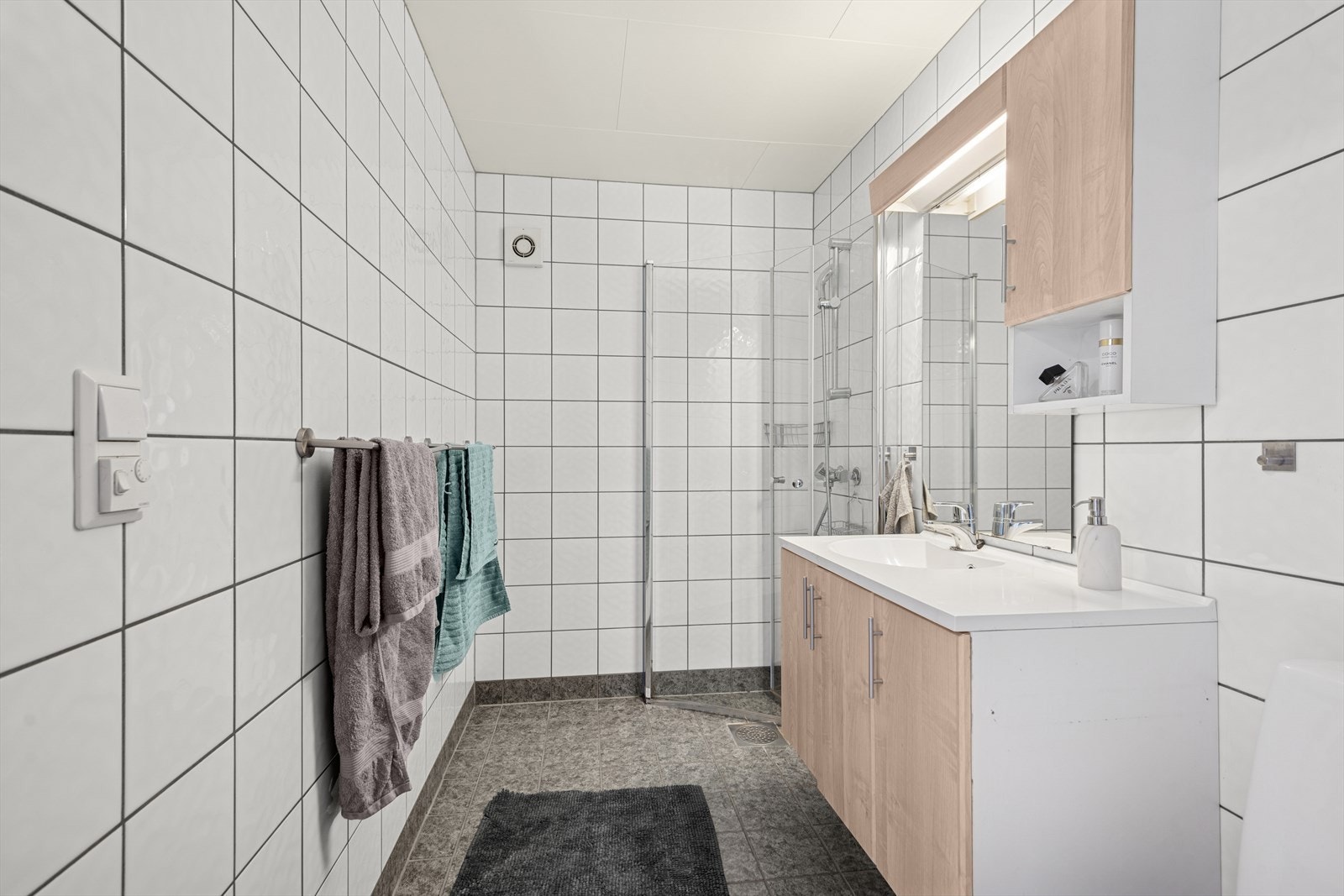 Blandebatteri, innredning og toalett i rommet er montert nytt i perioden 2023-2025 Galleribilde