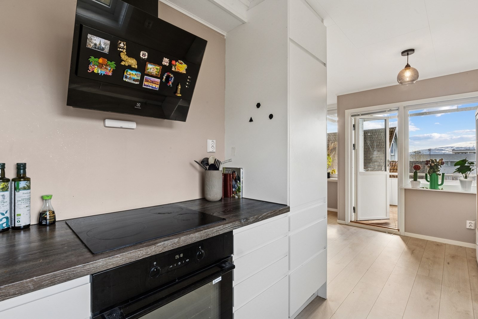 Kjøkkenet er meget elegant og stilrent. Det finnes godt med skap- og benkplass, mens vinduet bringer inn fint arbeidslys. Galleribilde