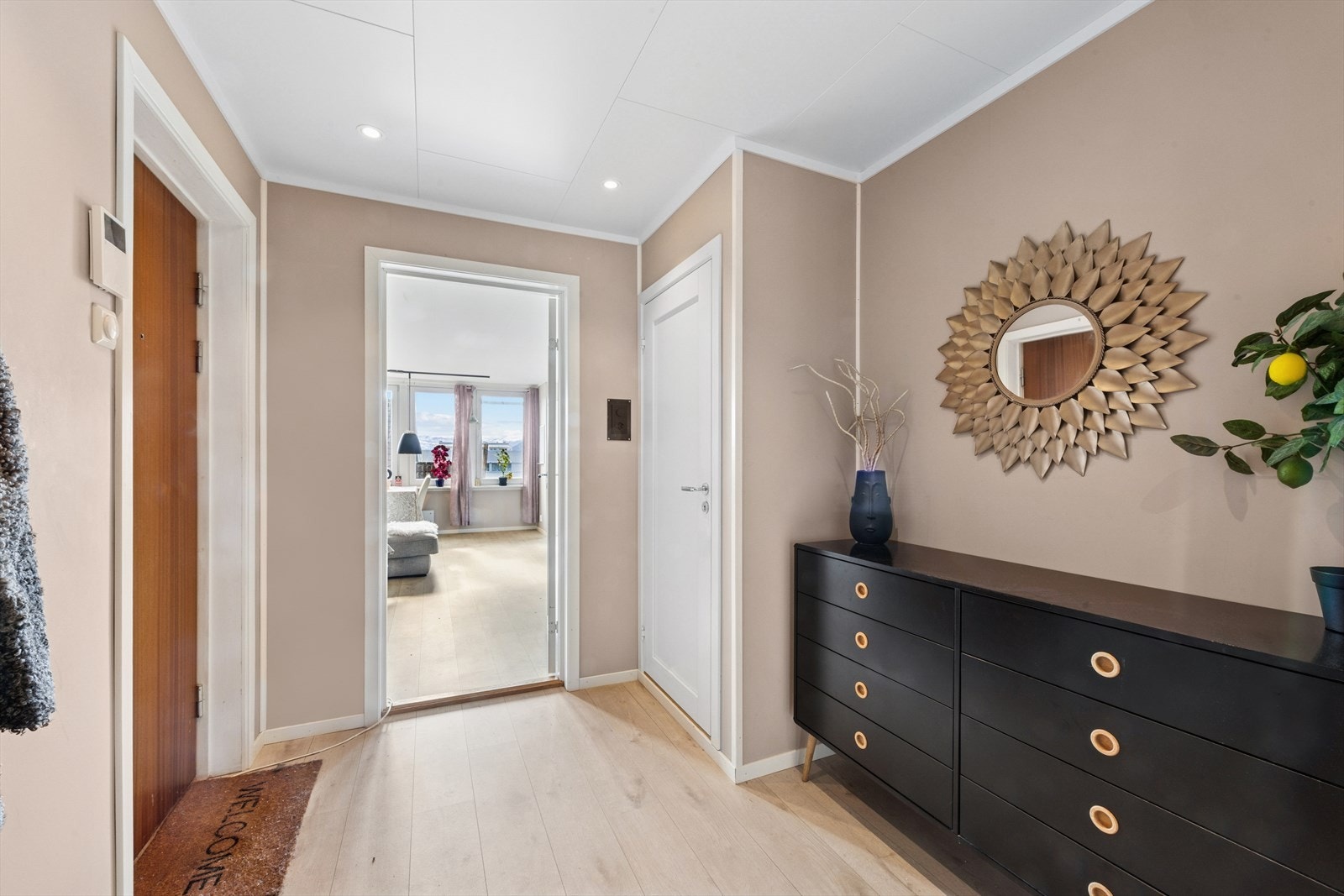 Leiligheten har en innbydende entré som gir et flott førsteinntrykk av leilighetens nye, gjennomgående stil. Galleribilde