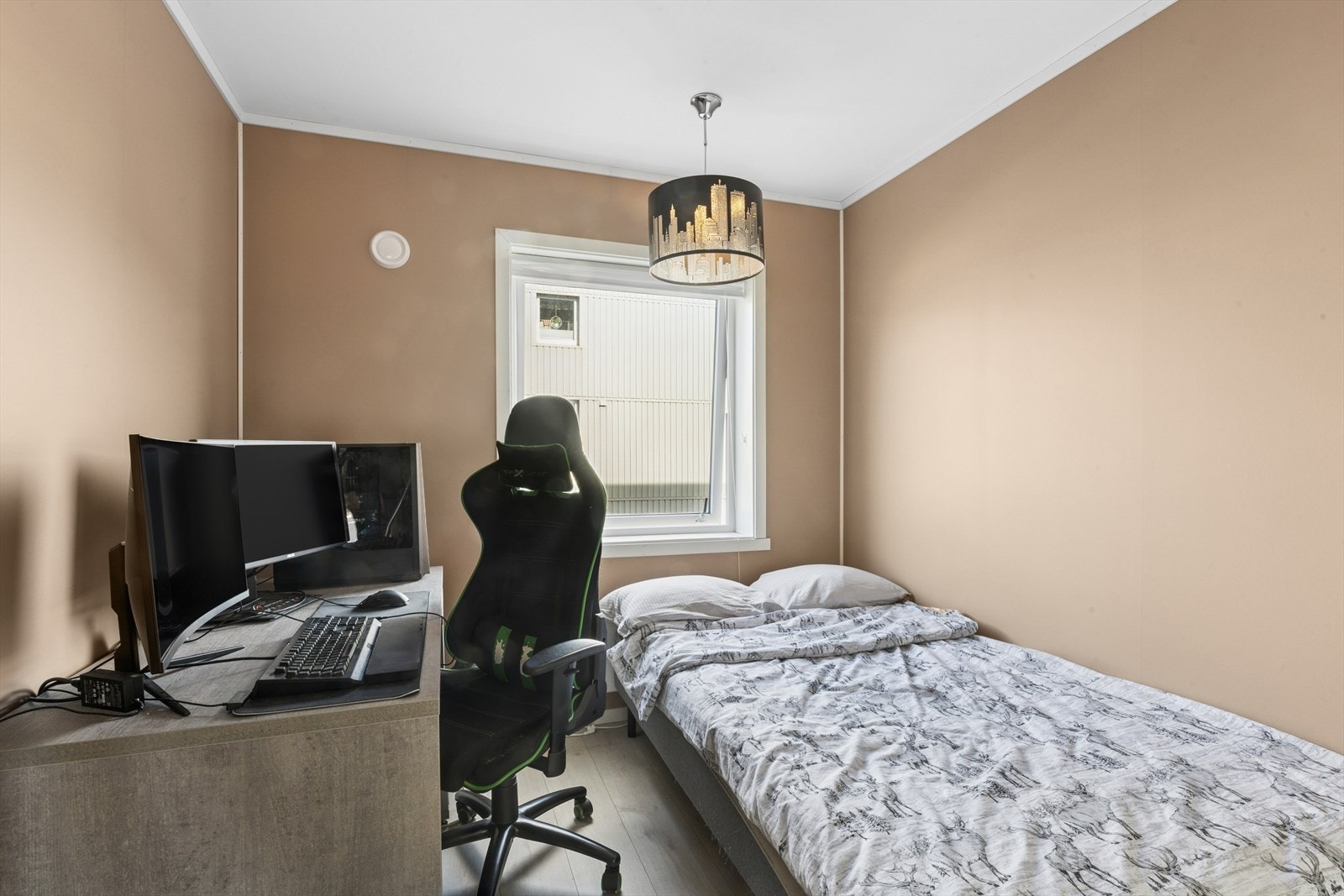 Dette rommet passer like fint som barnerom, gjesterom eller kontor, alt etter eget behov. Galleribilde